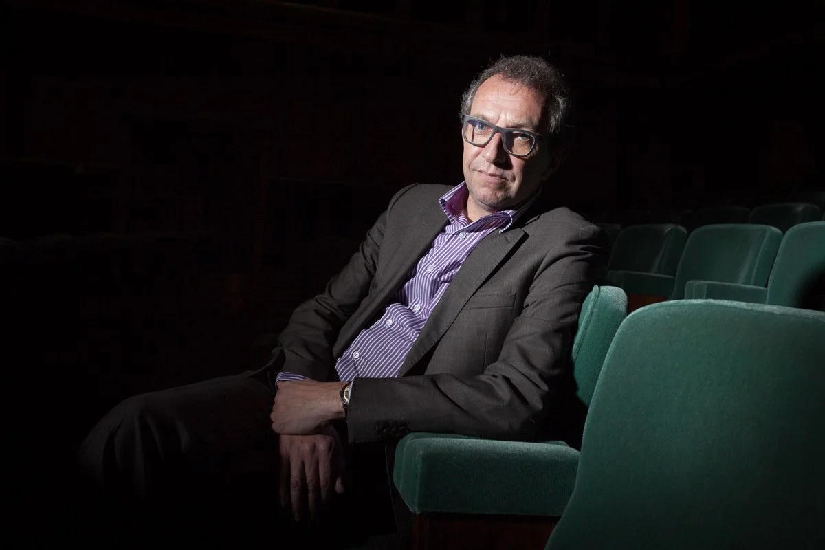 Portrait d'un PDG dans une chaise verte Flagey