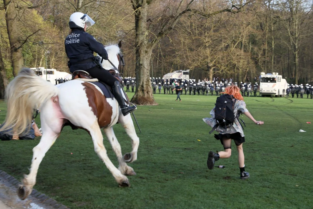 Fille fuyant la police qui la poursuit à cheval