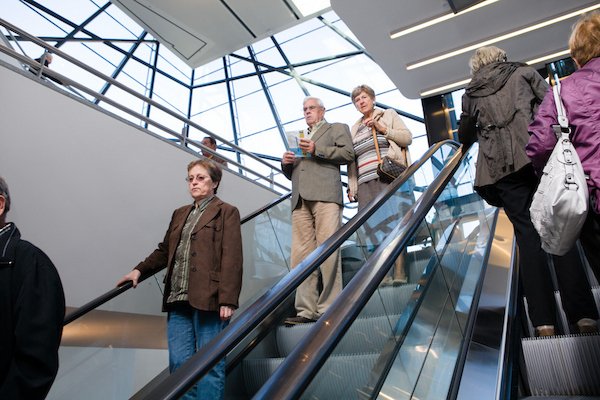 people arriving at the shareholder meeting at the Square Brussels