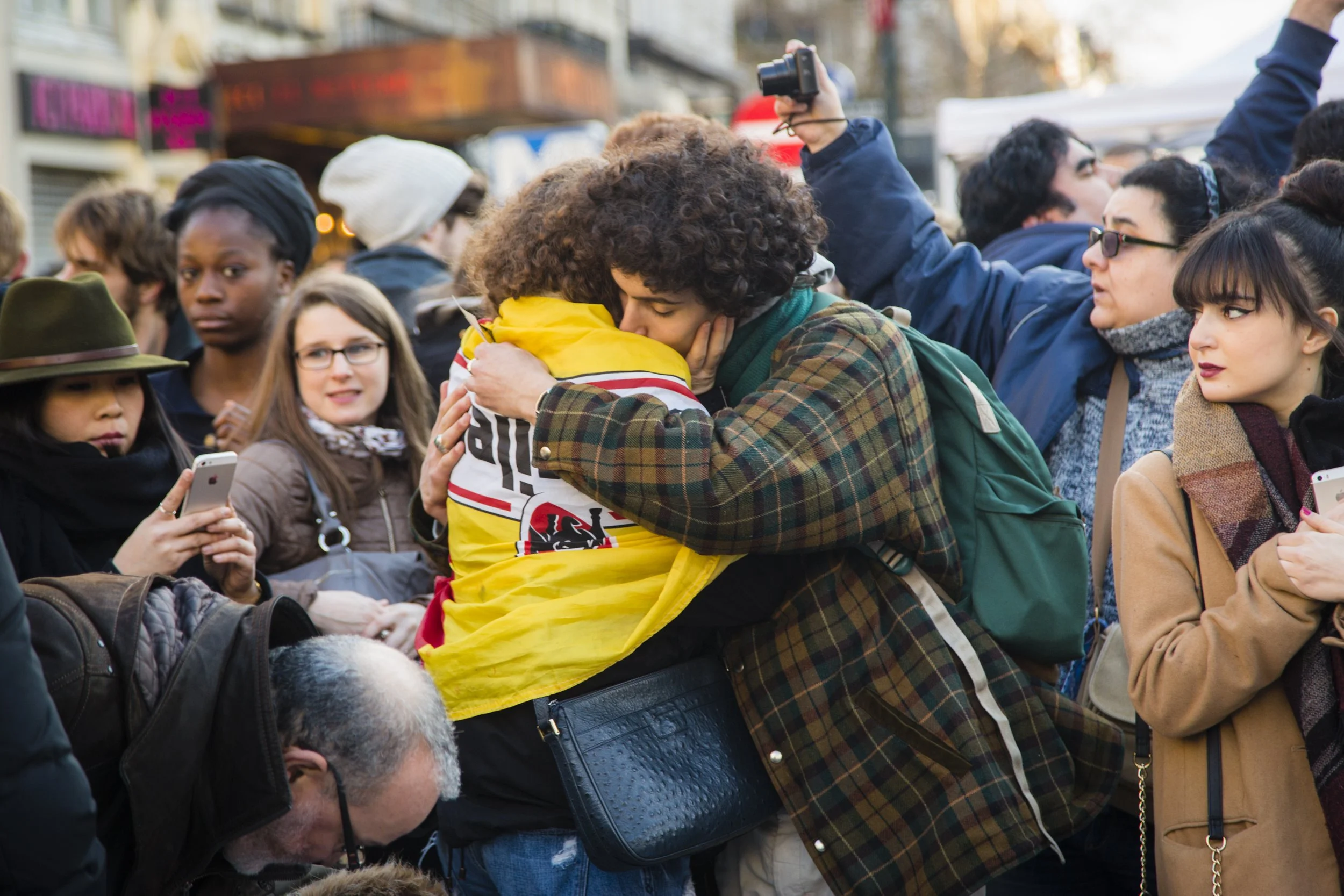 Mensen die elkaar vasthouden bij de Beurs