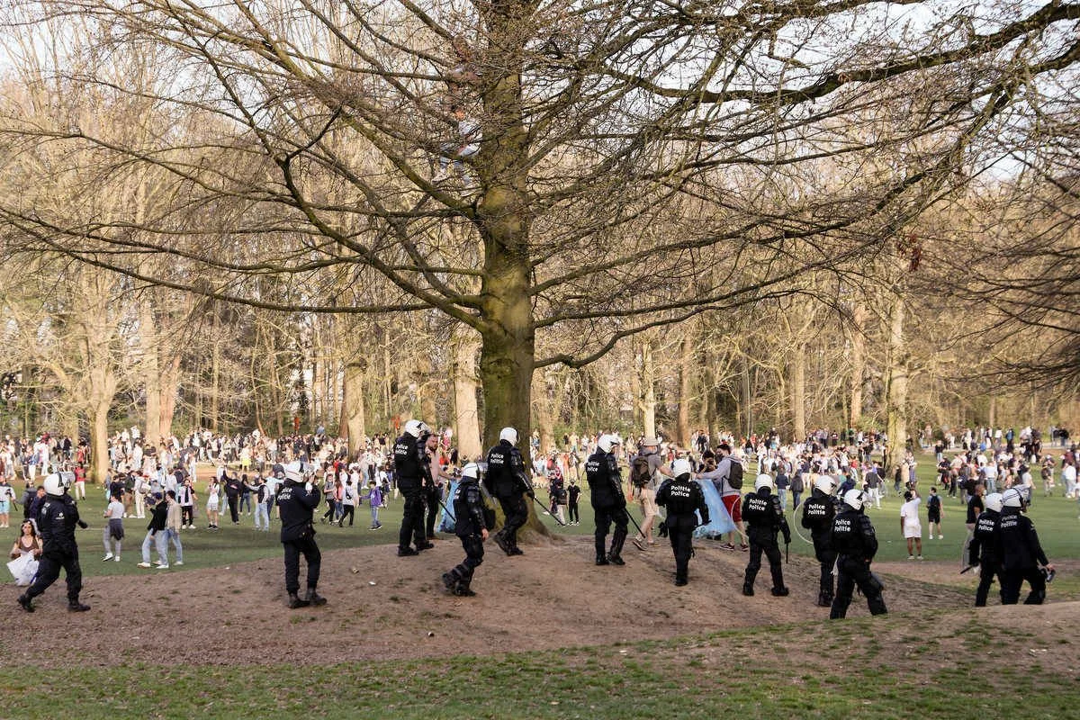 Des policiers chassent les jeunes de la forêt.