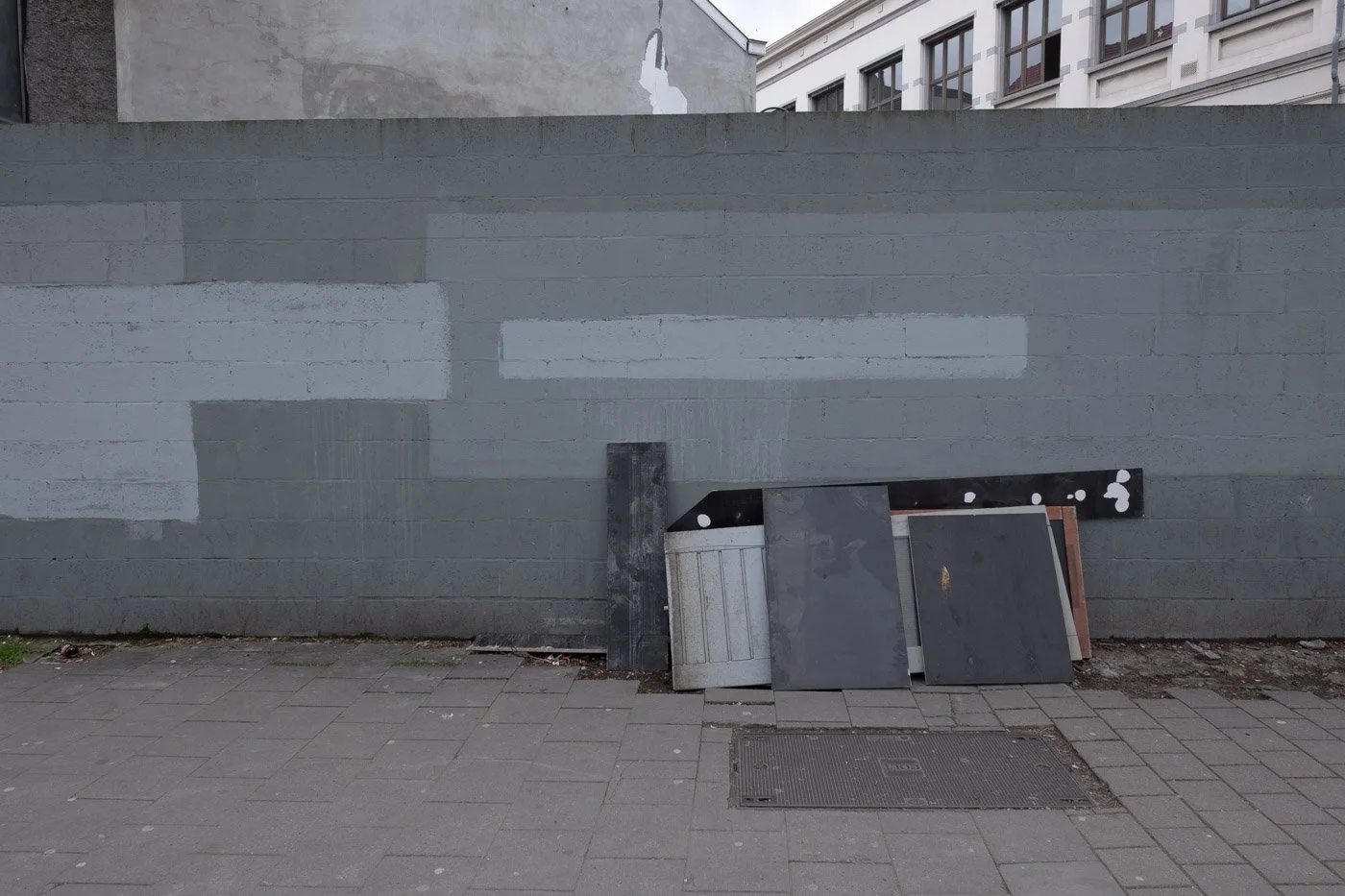 An color photograph only grey tones, a street scene in Brussels shot by Sander de Wilde