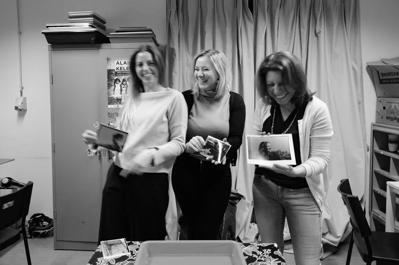 Portrait en noir et blanc de trois étudiants montrant les résultats d'un atelier de photographie à Bruxelles