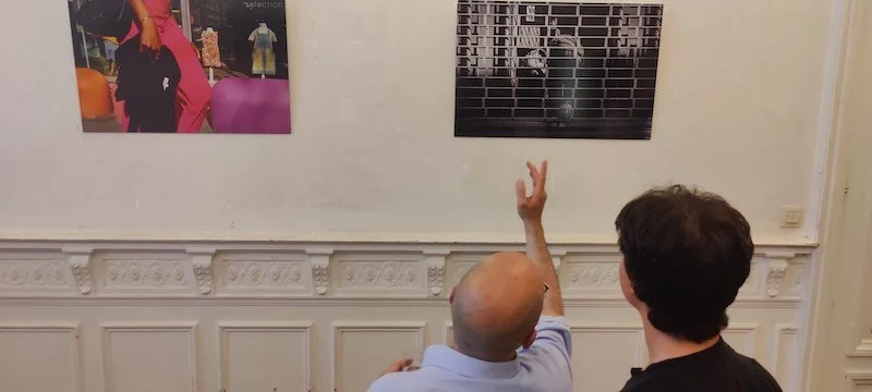 Photo de personnes pointant du doigt des photos de rue lors d'une exposition