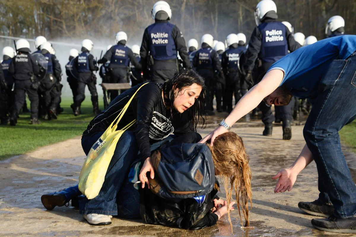 Fille aidant une amie blessée par l'eau