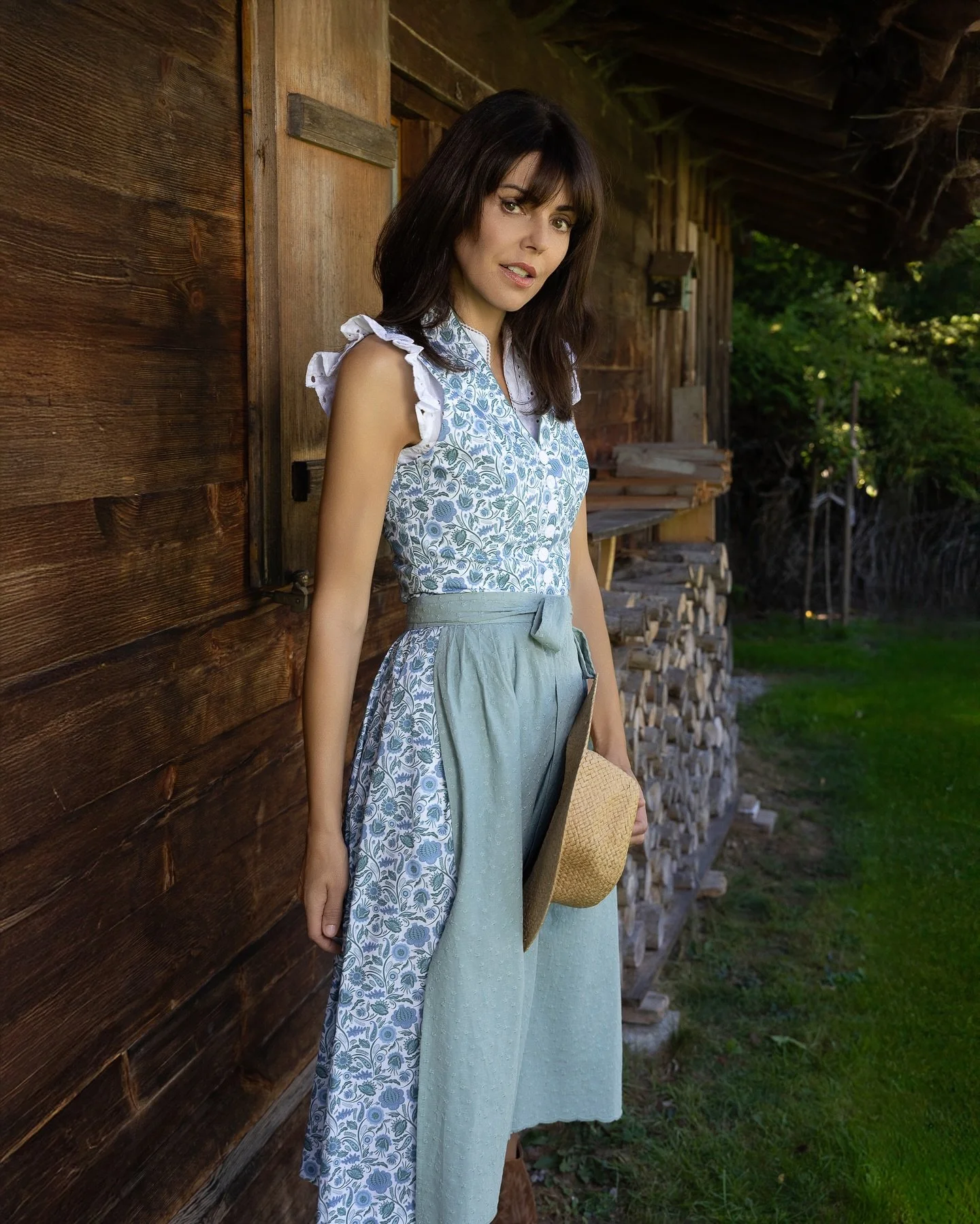 Boots, cooler Look &ndash; wie gef&auml;llt es Euch? ✨👒
Prise Wild West mitten in Bayern. 🌿💃

#cowgirl #cowgirlboots #cowgirlfashion #contrylife #shootingmunich #lifestylephotography #outdoorfashion #dirndl #dirndlstyle #dirndllove #bavarianstyle 