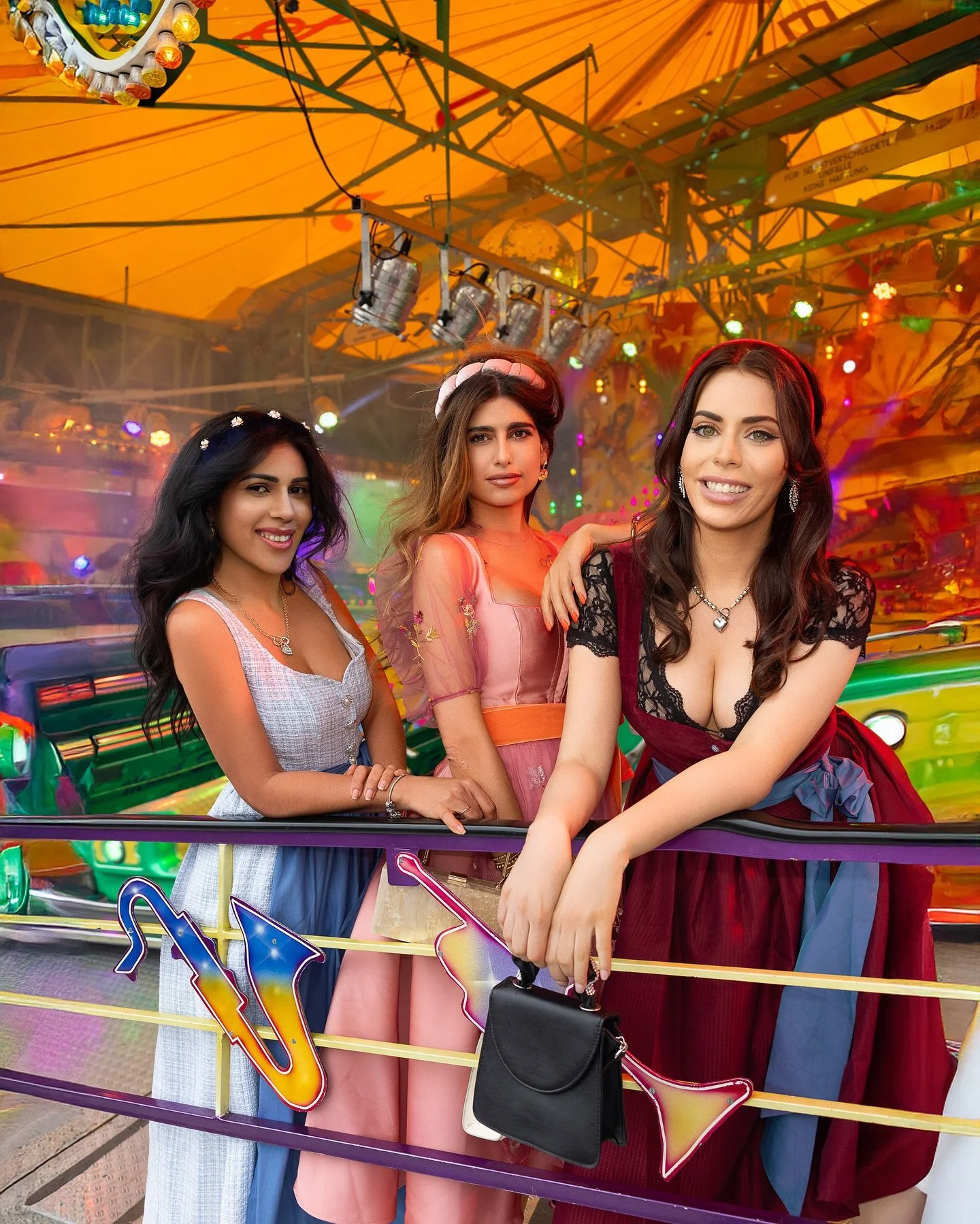 Endspurt auf der Wiesn! 🎡💫
Mit vier h&uuml;bschen Wiesnm&auml;dels unterwegs 🩷💙💜💛

#M&uuml;nchen #Oktoberfest #wiesn #DirndlLove #Tracht #munichcity #trachten #bavarianbeauties #fashion #dirndl  #oktoberfestvibes #traditionmeetsstyle #munichpho