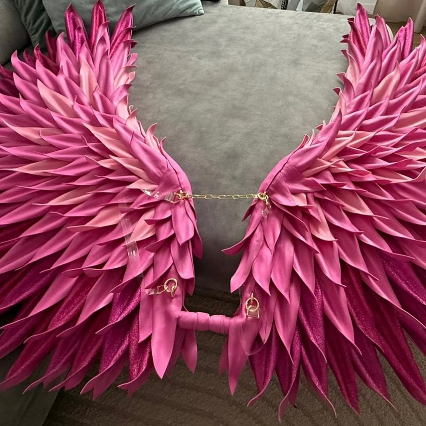 Behind the scenes ✨🪽
Diese Fl&uuml;gel sind echte Handarbeit &ndash; mit viel Liebe von @angiwings gefertigt 🪽💗
Das Shooting dazu ist schon in Planung&hellip; und ich sag nur: das wird besonders.
Bleibt gespannt &ndash; da kommt was Sch&ouml;nes a