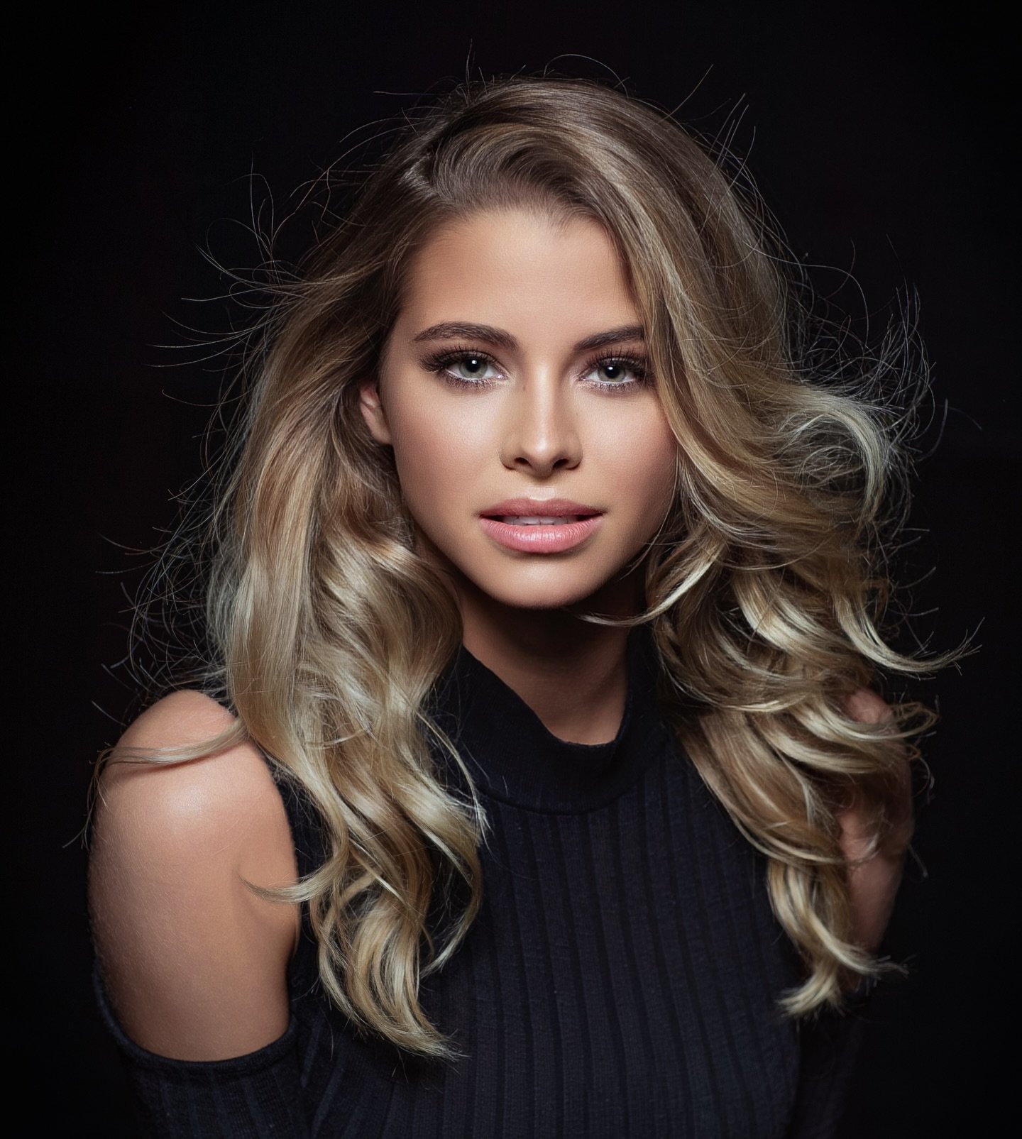 Diese Momente liebe ich an Portraits. 
Follow for more👉 📲🚀

#portraitlove #beautyshoot #modelvibes #portraitphotography #moodytones