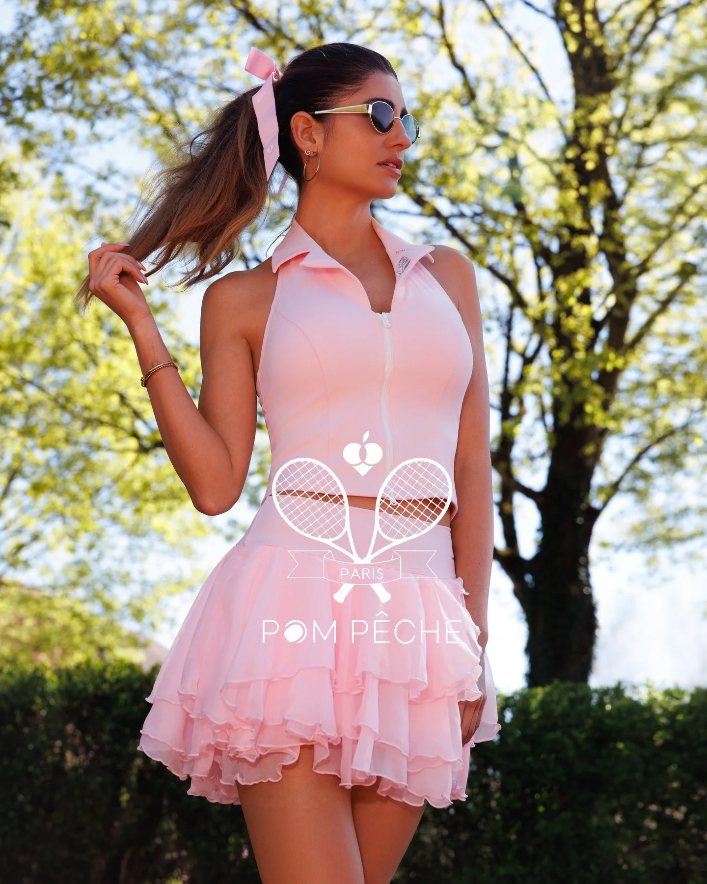 Tenniscore trifft Parisian Chic 🎾🌸
Soft tones, feminine details &amp; a look made to stand out &mdash; on and off the court.
20% Rabatt Code: ExtraDeal 🎀🛍️
&mdash;> https://pompeche.com/?ref=ExtraDeal 
Play classy. Feel confident. POM P&Ecirc;