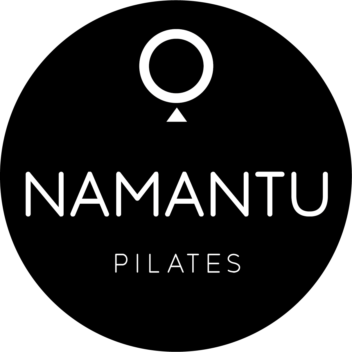 Logotipo blanco y negro con un símbolo circular y triángulo en la parte superior, y el texto 'Namantu Pilates' en letras mayúsculas.