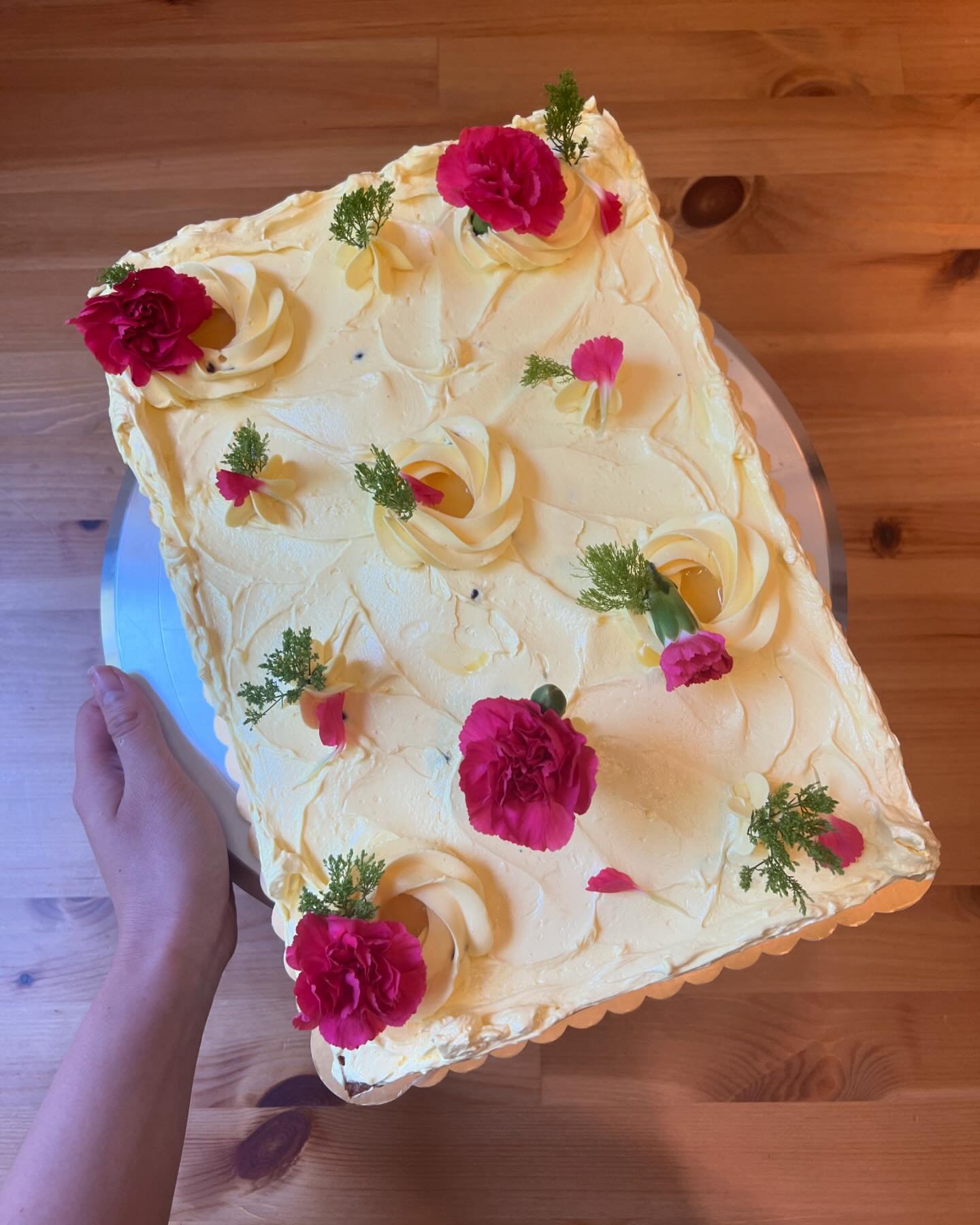 ☀️💞 a summertime slab cake☀️💞 vanilla bean yellow cake with a passionfruit lemon curd + passionfruit Italian meringue buttercream