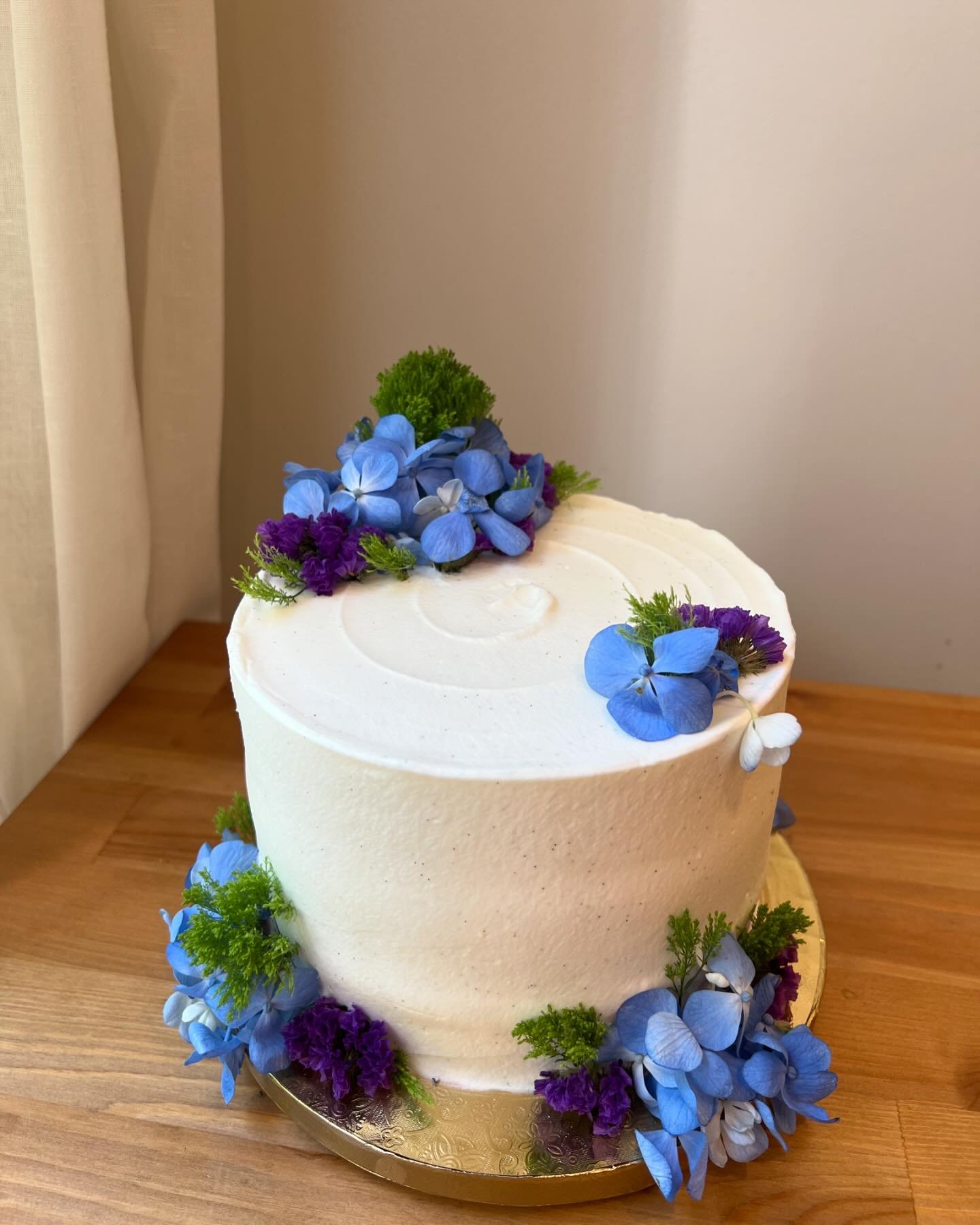 💙💜 why have I only thought of decorating with hydrangeas now?!?!? 💙💜

Gorgeous little blue, purple, &amp; green moment for @spinninggolden. 

- Vanilla bean chiffon cake 
- Vanilla bean whipped cream
- Fresh strawberries 
- Homemade strawberry ja