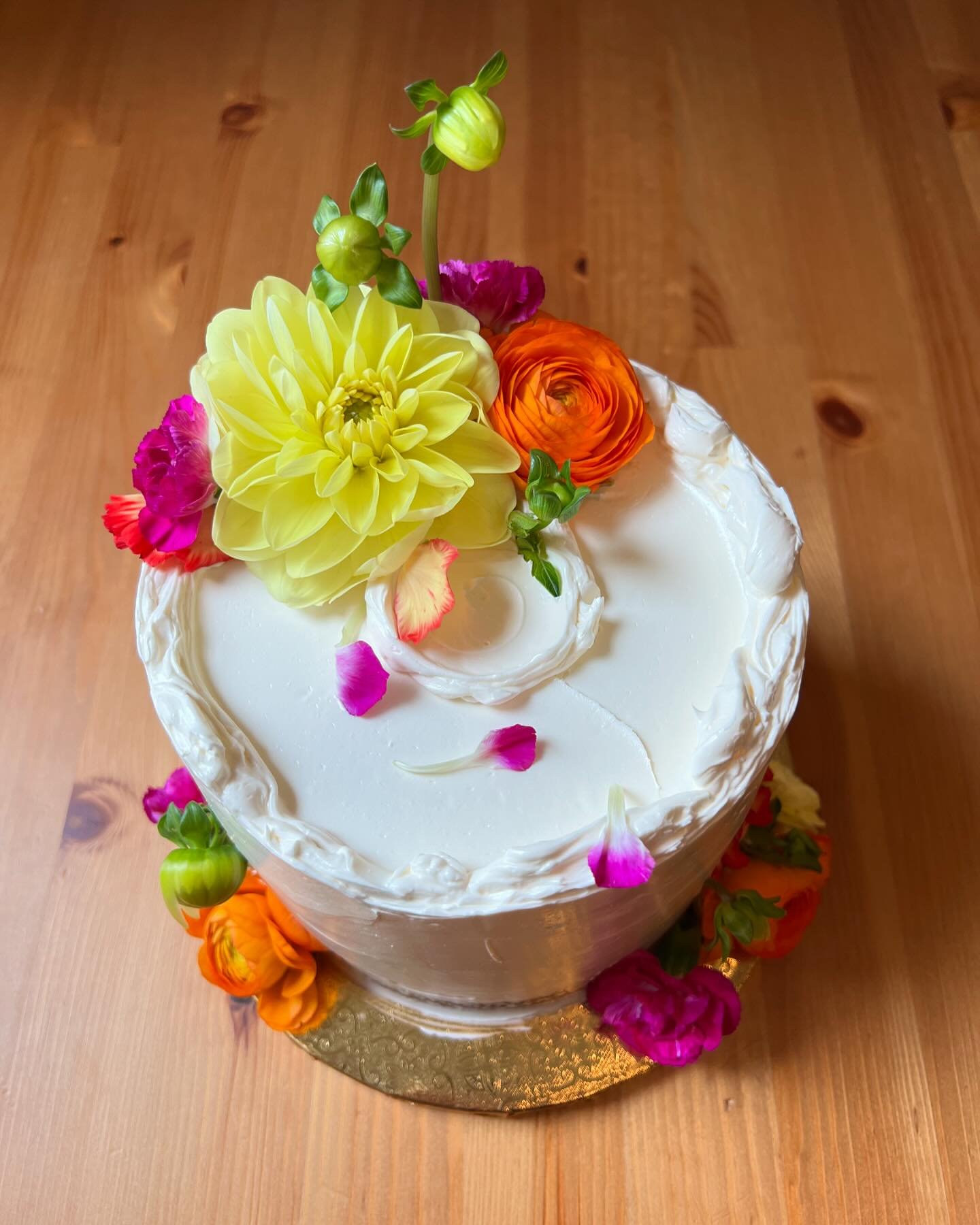 my client say SUMMER SOIR&Eacute;E so I had to deliver 😌

Peaches &amp; Cream 🍑 Victoria sponge cake + vanilla whipped cream + fresh macerated peaches + vanilla Italian meringue buttercream