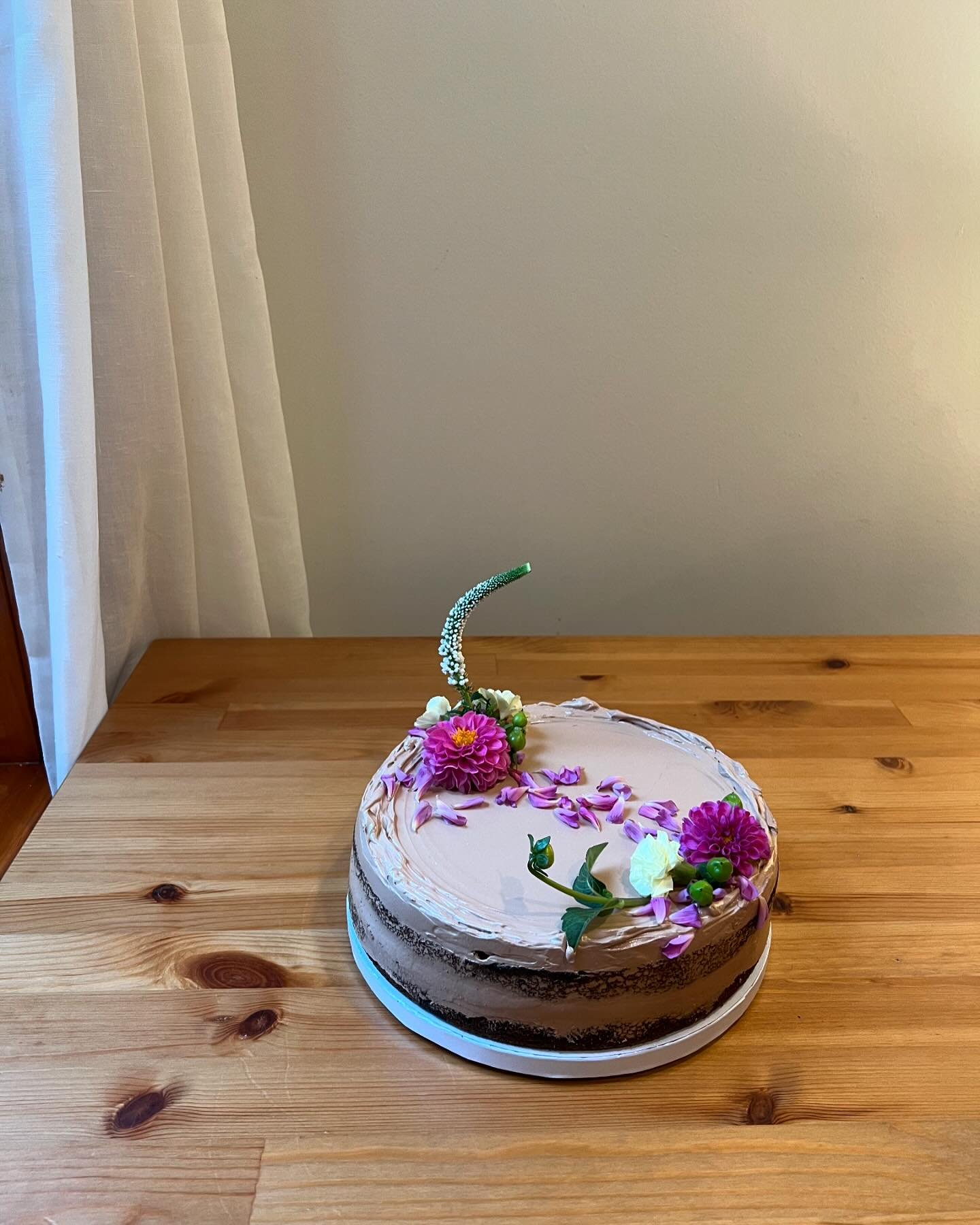 💖💖💖10&rdquo; inch vanilla bean &amp; chocolate marble cake + a mocha almond Italian meringue buttercream order for this week 💖💖💖