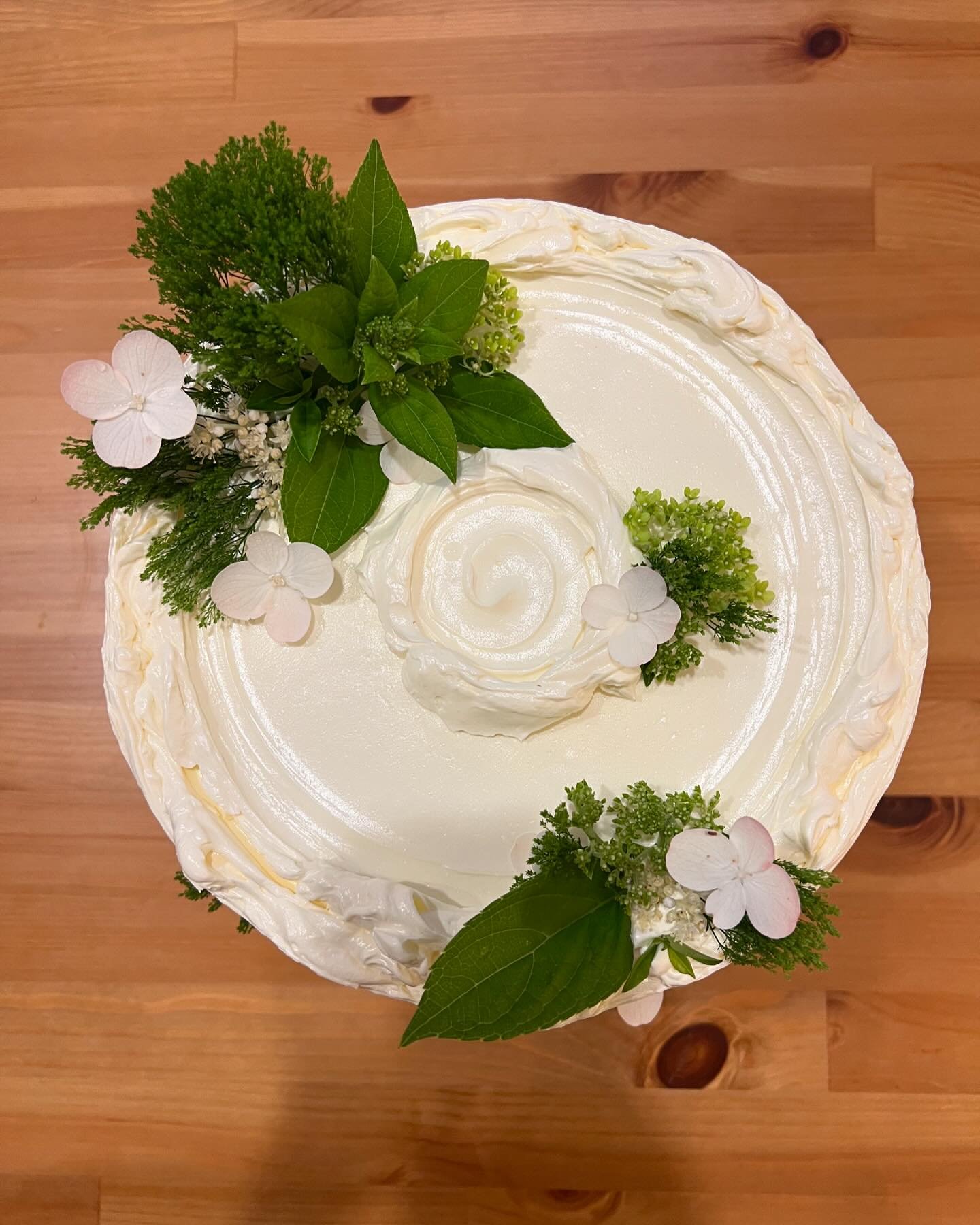 🥥🍋&zwj;🟩coconut lime white cake + lime curd filling + coconut lime Italian meringue buttercream for your feed 🥥🍋&zwj;🟩

Thank you @alicemintoj for letting me feed the Mass Design Group Team!!! 💚💚💚