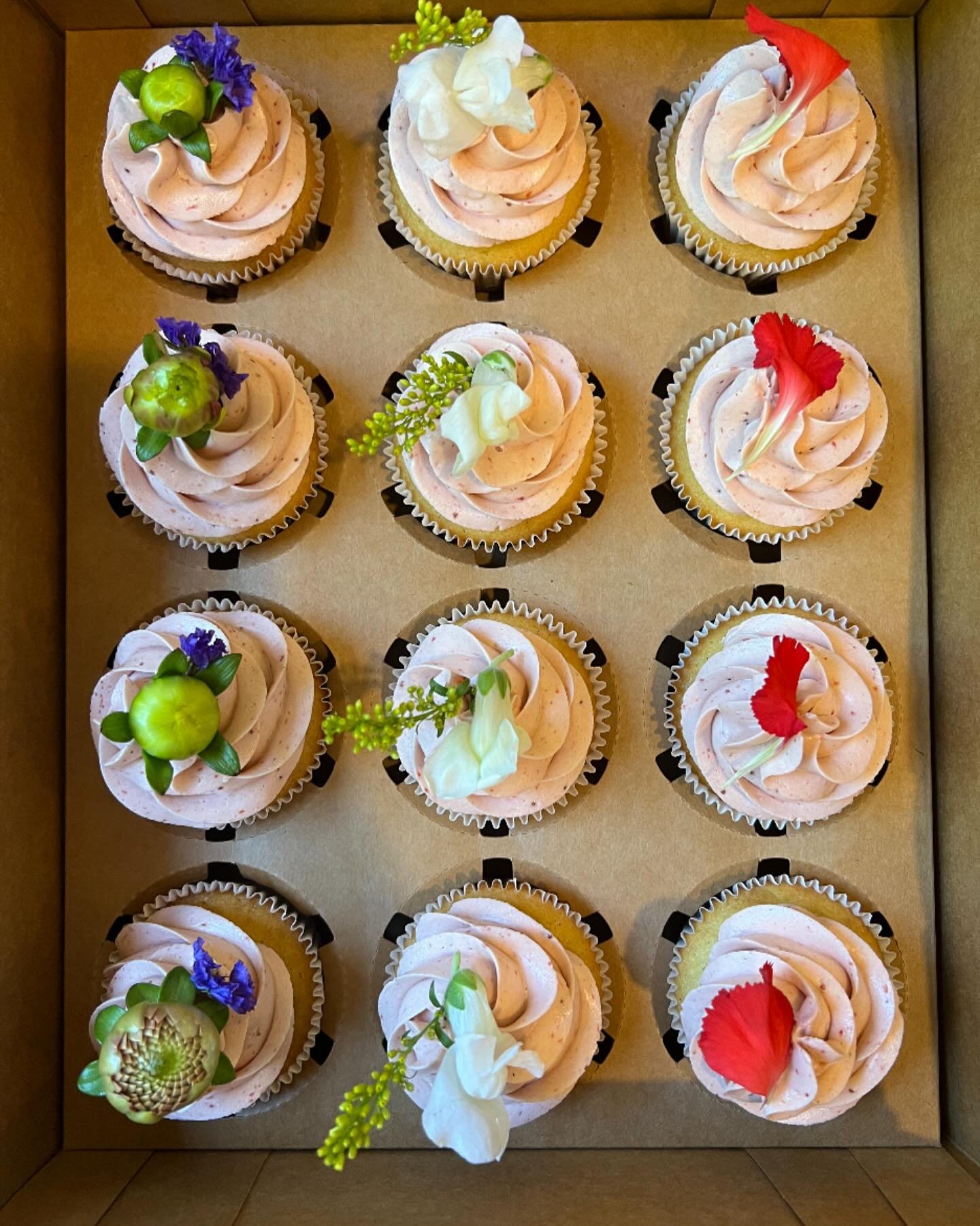 for the lovely @colellasarah 💖💖💖

Vanilla bean cupcake + lemon curd + raspberry Italian meringue buttercream