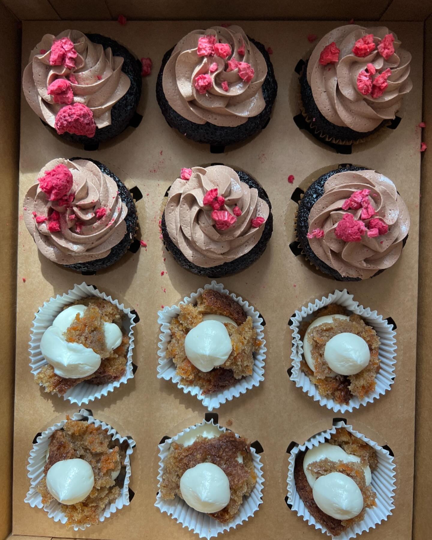 ✨a little carrot cake smash + sea salt dark chocolate + raspberry moment for the gals ✨