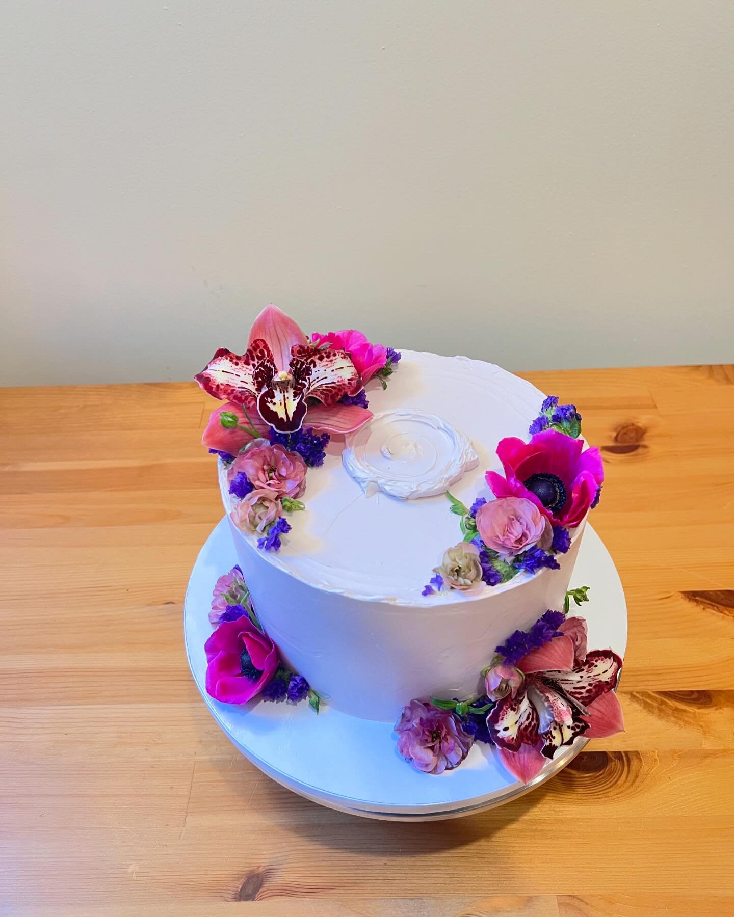 vanilla bean chocolate marble cake with vanilla Italian meringue buttercream in the most gorgeous lavender color 🥰💟💜