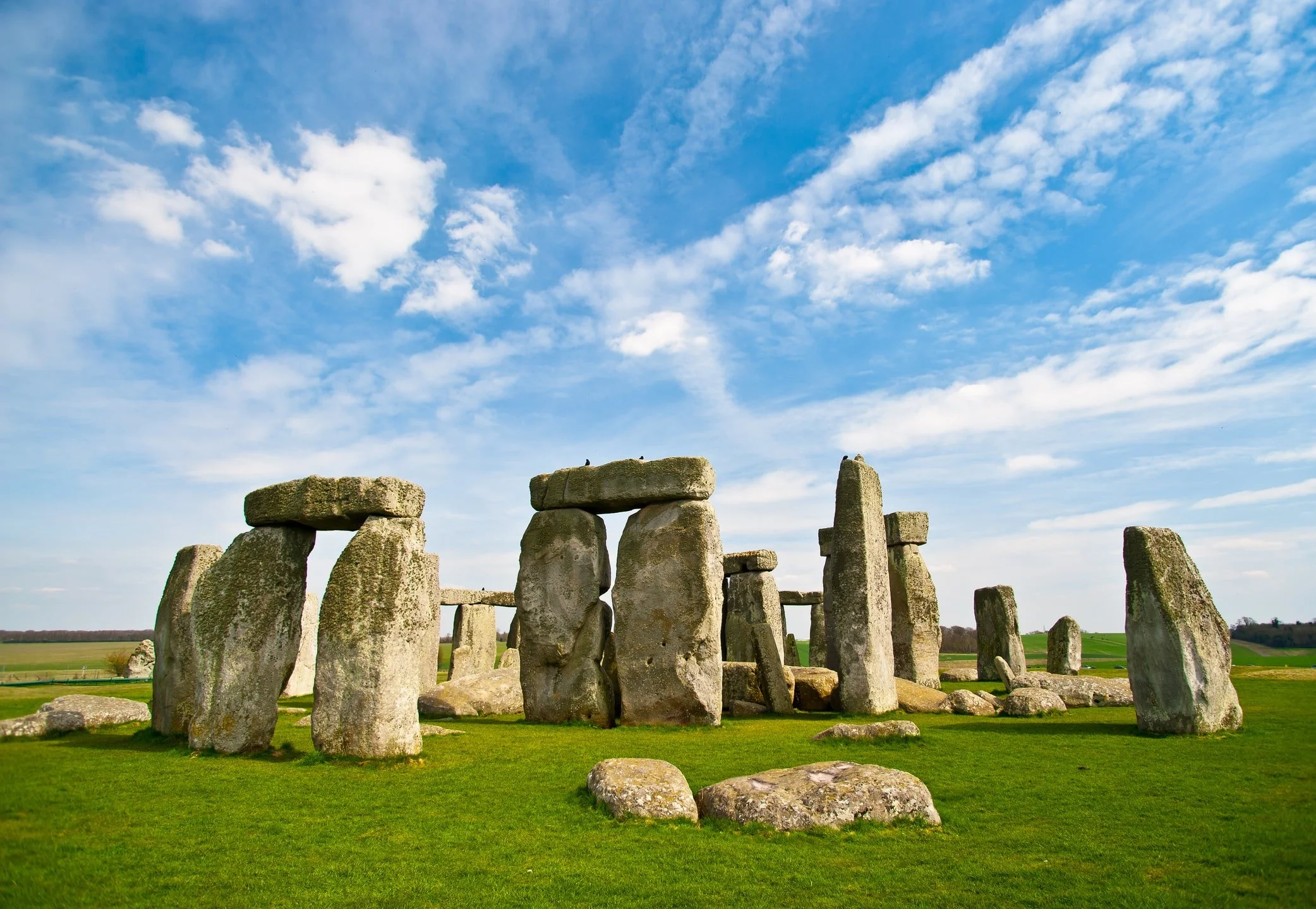 Blue_skies_over_Stonehenge_historic_site-min.jpg