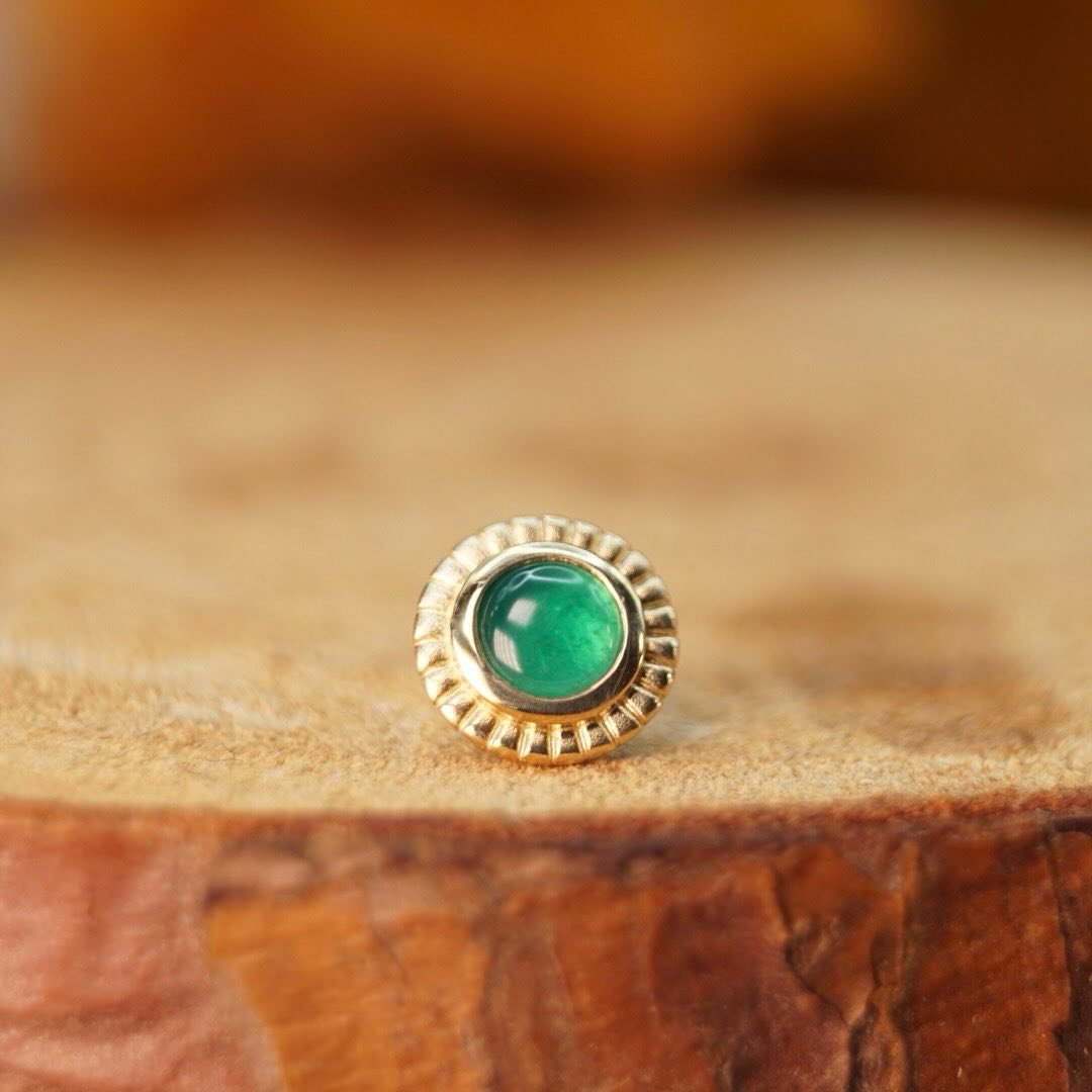 Green and gold are one of our favorite classic pairings! ✨

If you voted on our story poll yesterday, you voted on the Valina ll and Valen ll by @junipurrjewelry. 

#ceremonypiercing #safepiercing #workerowned #queerowned #finejewelry #implantgradeje