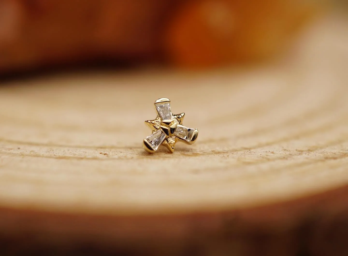Fun fact: It can take 5-9 years for a trillium plant to bloom, but you can skip the growth time with the flower inspired trillium end by @tetherjewelry. It features three tapered VS2 diamond baguettes in a bar channel setting. 💎

#ceremonypiercing #