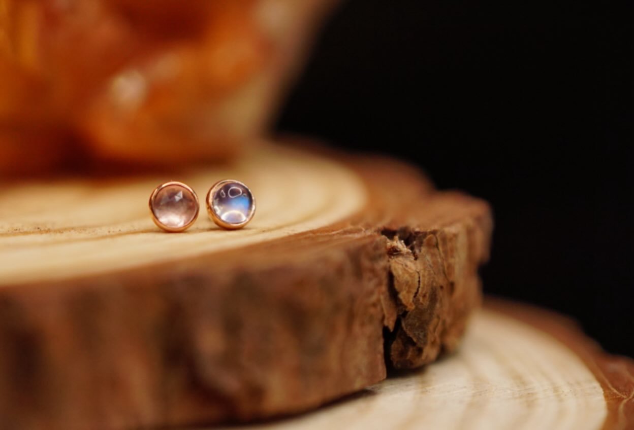 Round cups are a simple yet effective way to add a pop of color to your jewelry setup. Pictured here are Oregon Sunstone &amp; Rainbow Moonstone. ✨

#ceremonypiercing #workerowned #baltimorepiercing #safepiercing #bvla