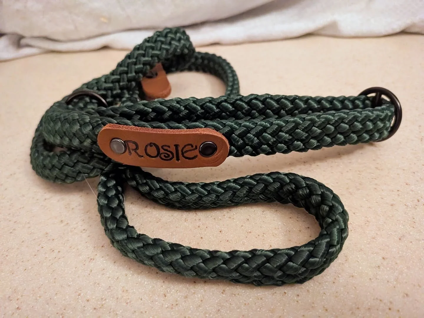 Got to make this beautiful Dark Green custom slip leash this week. 🤩 Isn't it pretty? 

#customleashes #handmadewisconsin #dogtraining