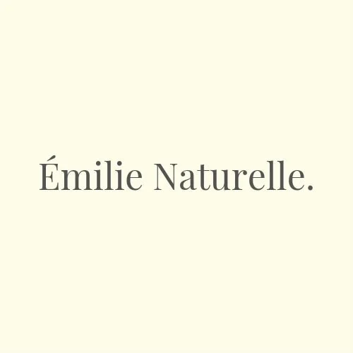 Texte disant 'Émilie Naturelle' sur un fond clair.