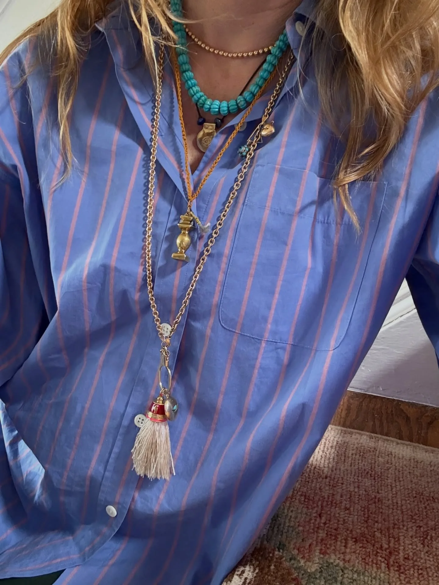 So I was reading Harper&rsquo;s Bazaar a few nights ago and @jaclynalexandra wrote about styling and layering necklaces with a crisp button down shirt.
I really think I needed to see this, sometimes I&rsquo;m not sure how to style my jewelry with a b