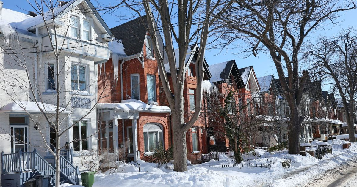 How do real estate agents in Toronto generate leads through marketing?