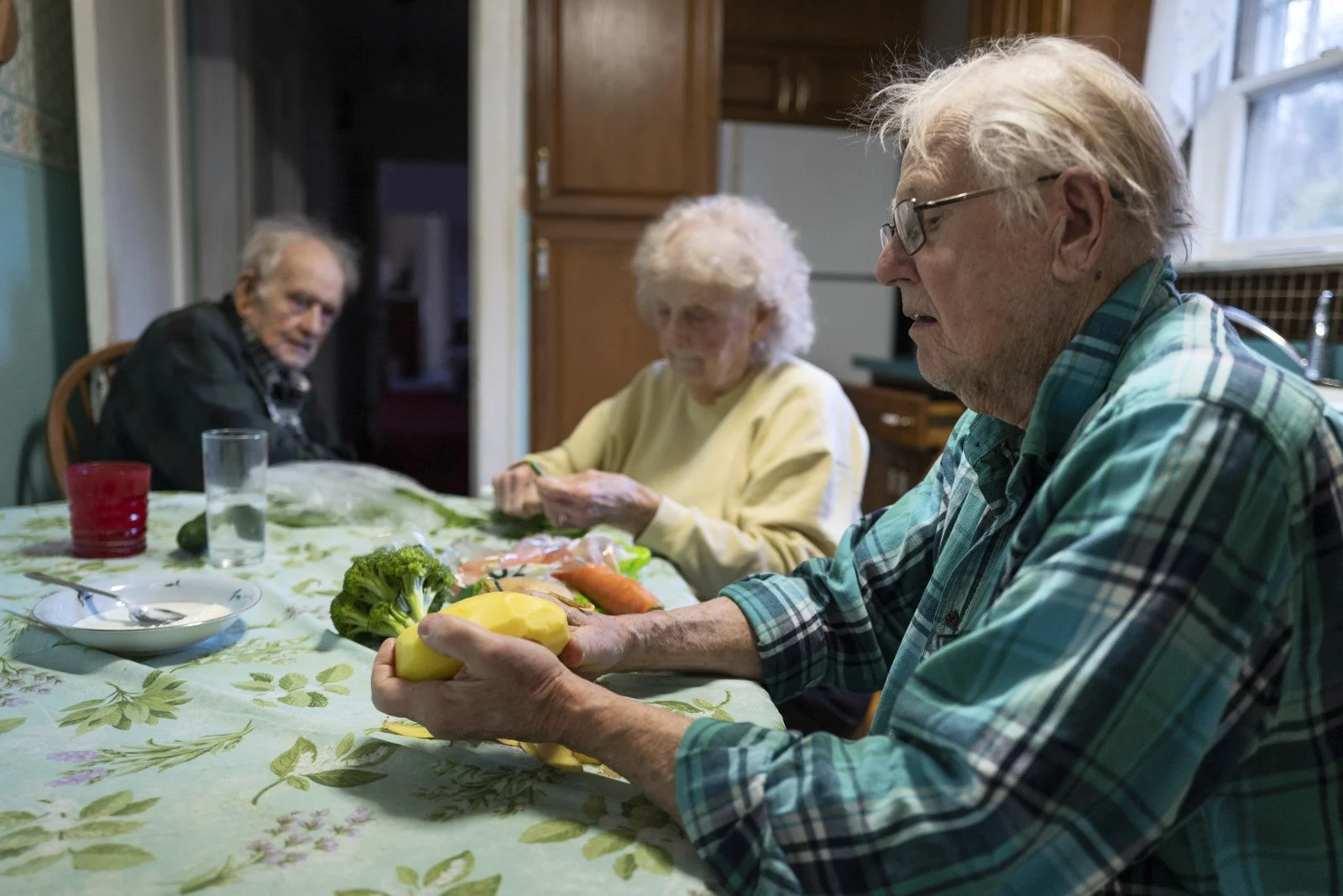 Family_Peeling_potatoes .jpg
