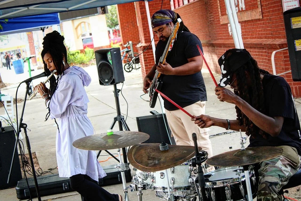 Really liked their vibe. Good, chill music and they had a lot of fun doing it 

Check out the reels post for some of their performance 

@atlantastreetsalive 

#Atlanta #LiveMusic