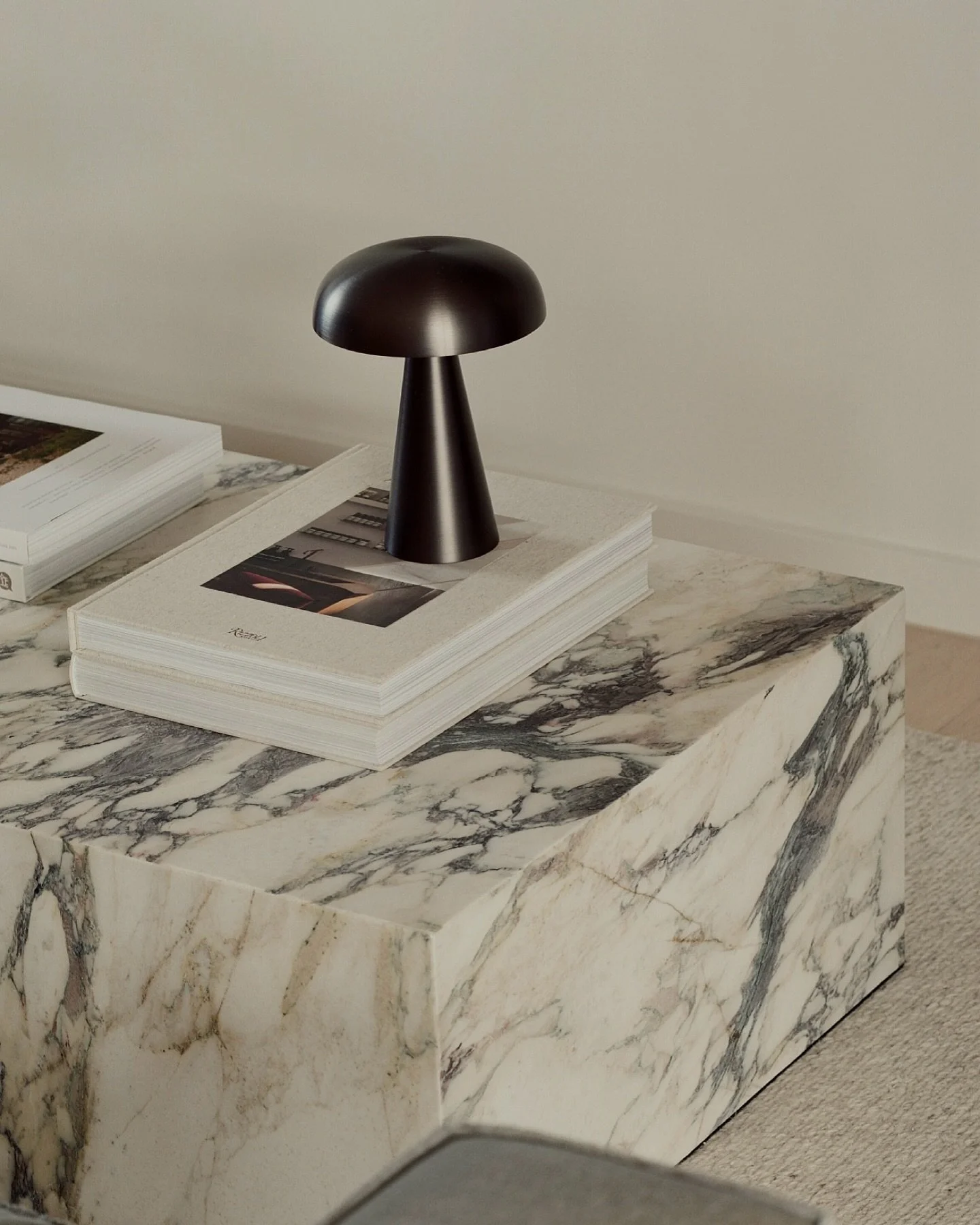 Marble textures - the quiet luxury of a home 🤍

.
.
.
.

#MarbleLove #DesignMood #CalmSpaces #ModernLiving #DesignDetails #CoffeeTableGoals #MarbleMagic #DesignLover #SlowLiving #TheBlackwoodHouse