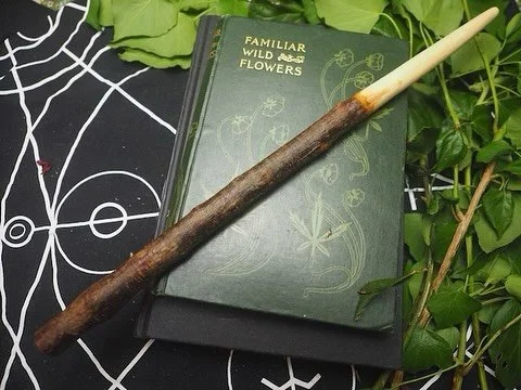 Wands! I&rsquo;ve been making wands for something like 40 years, in probably as many different kinds of woods - here I have blackthorn, cypress and willow&hellip;. Some are pyrogrqphed (wood burned), some are carved and left with their natural bark. 
