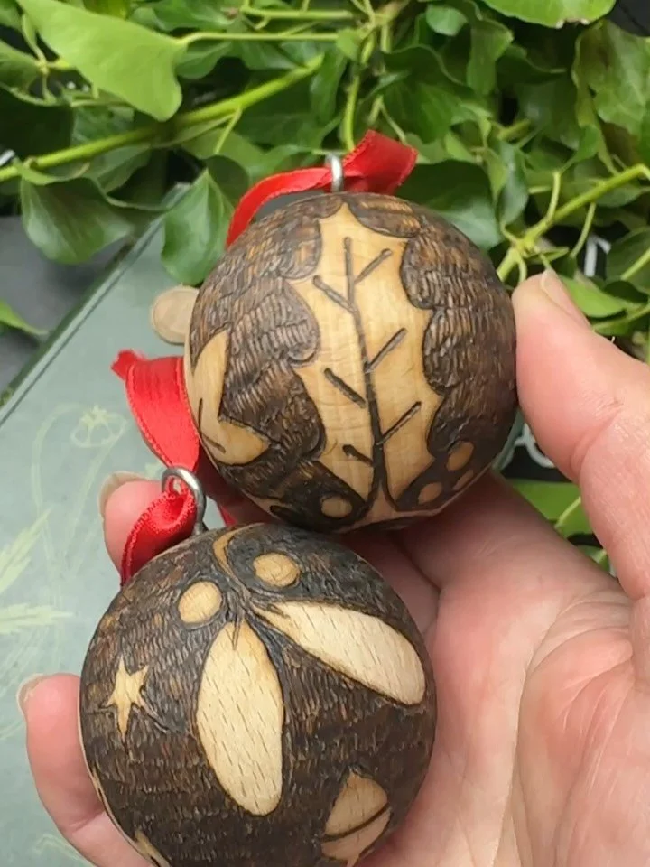 New! Or kind of. Days before Christmas last year dad called me to ask me to make a decoration for his partner…. I came up with the holly and ivy design with hours (or minutes? To spare to post it)…. I decided to make more (why not) and