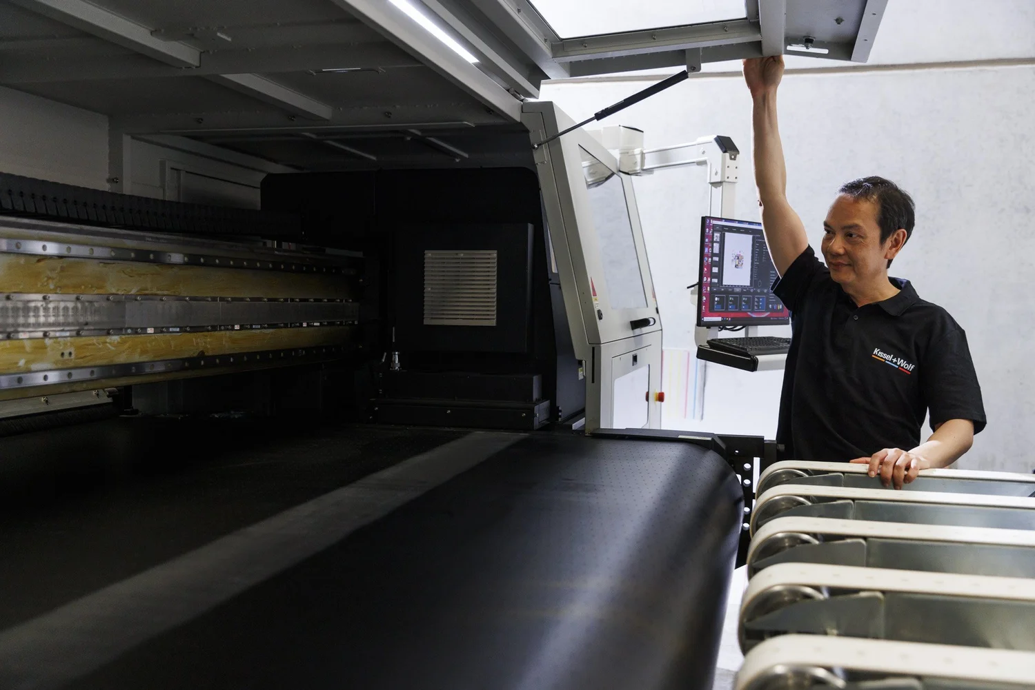 Kissel+Wolf specialist operating a production machine