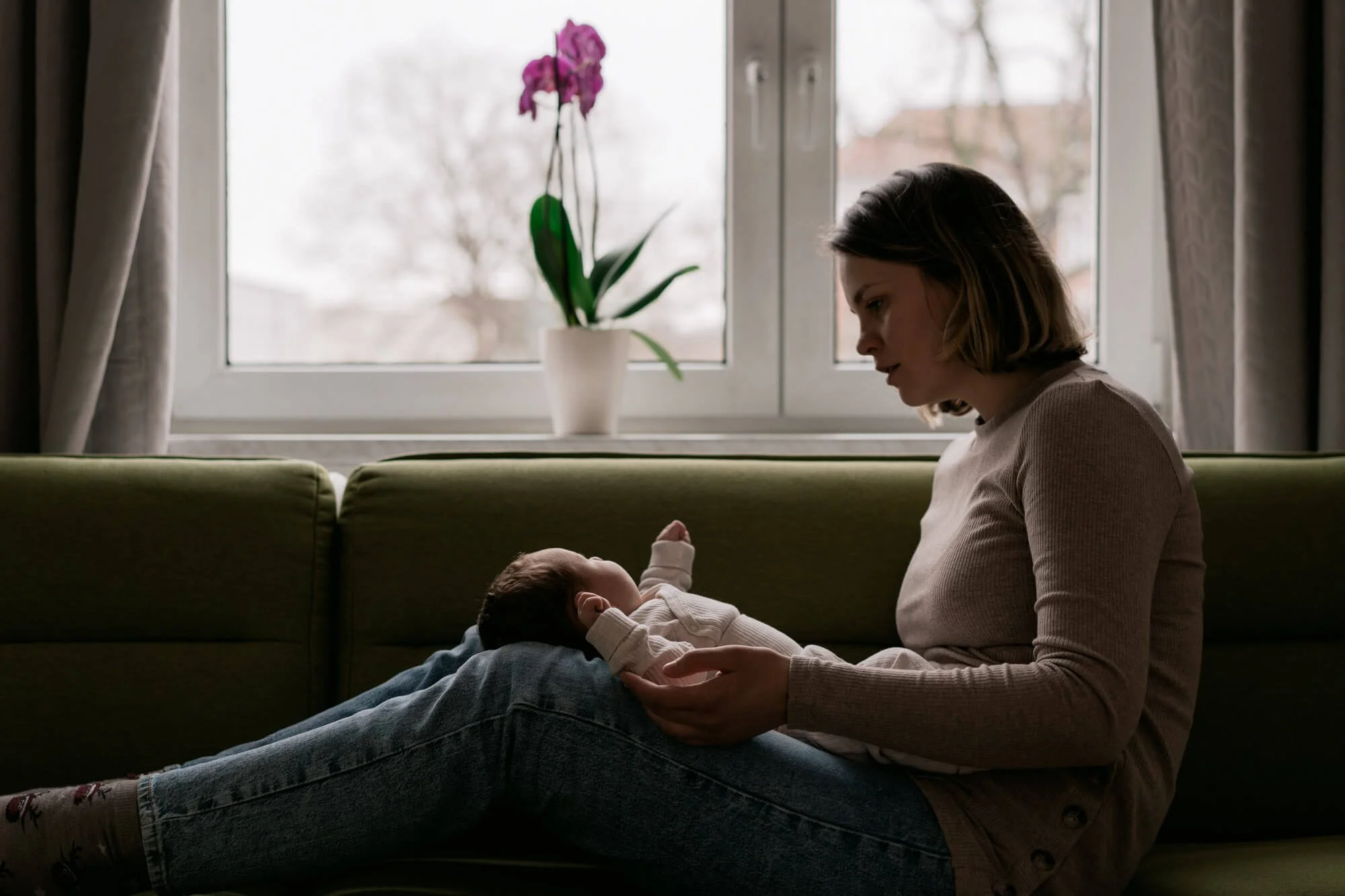 Mama und ihr neugeborenes Baby in Potsdam