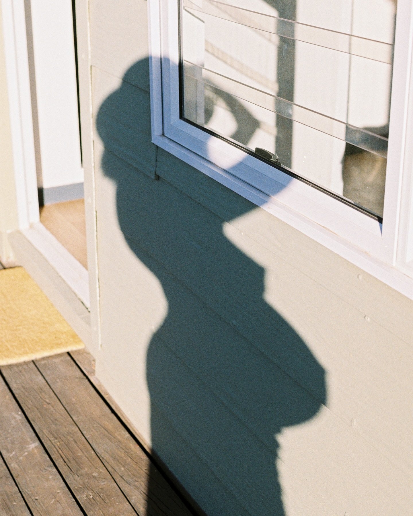 I usually don&rsquo;t have enough patience to take self-portraits. Setting up the camera on a tripod with a timer seems too tedious a task. So during this pregnancy I decided to go the easy way. Find a shadow, a window or a mirror. Take a shot.
⠀
Mak