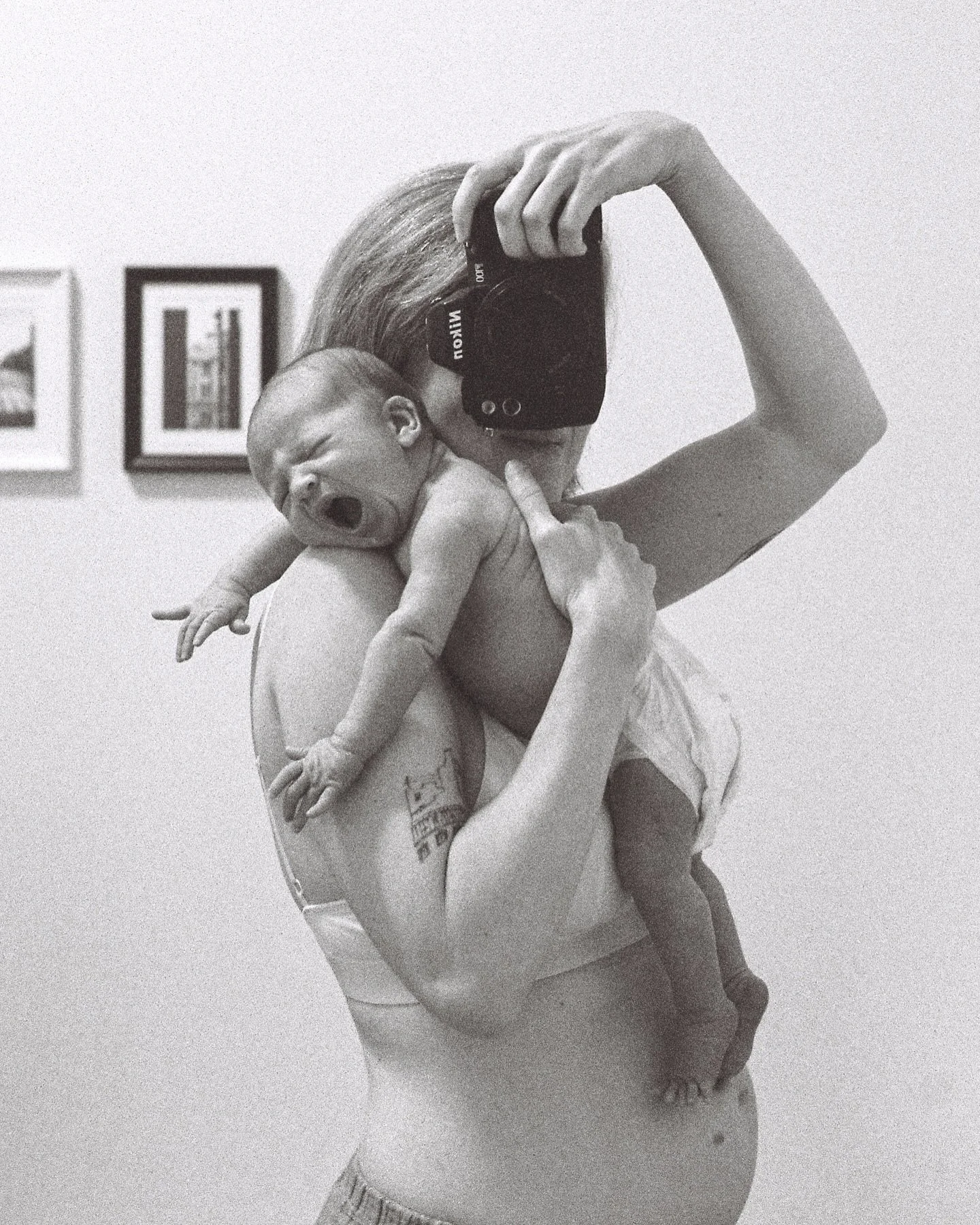 Looking back.
⠀
#memorycult #herexposure #motherhoodonfilm #pastichethemag #heyfsc #analogforeverzine #newbornfotografieberlin #babyfotosberlin