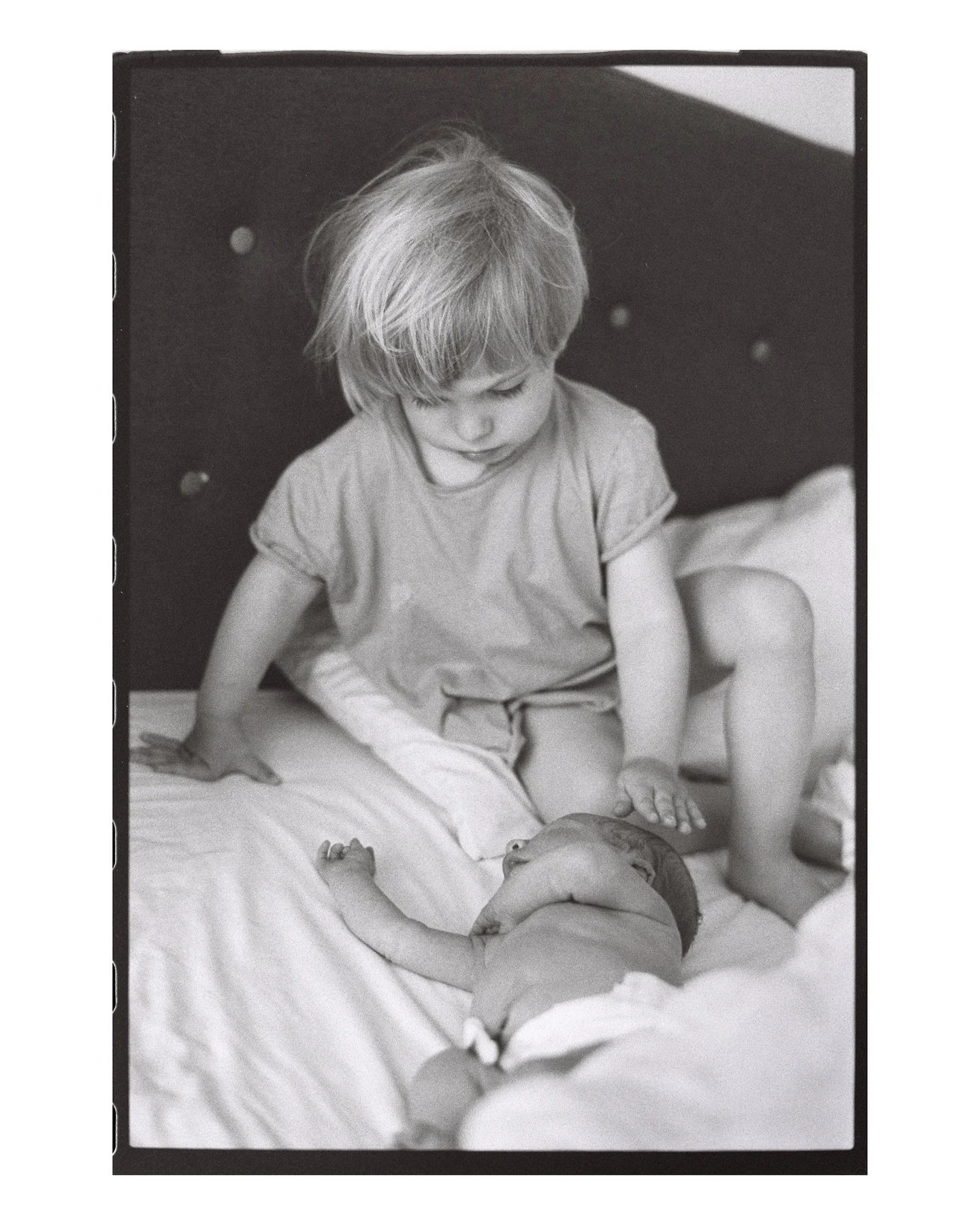 Togetherness
⠀
For @photovogue #pvmondaytogetherness 
⠀
#memorycult #berlinnewbornphotographer #newbornshootingberlin #neugeborenenfotografberlin #childhoodonfilm #herexposure