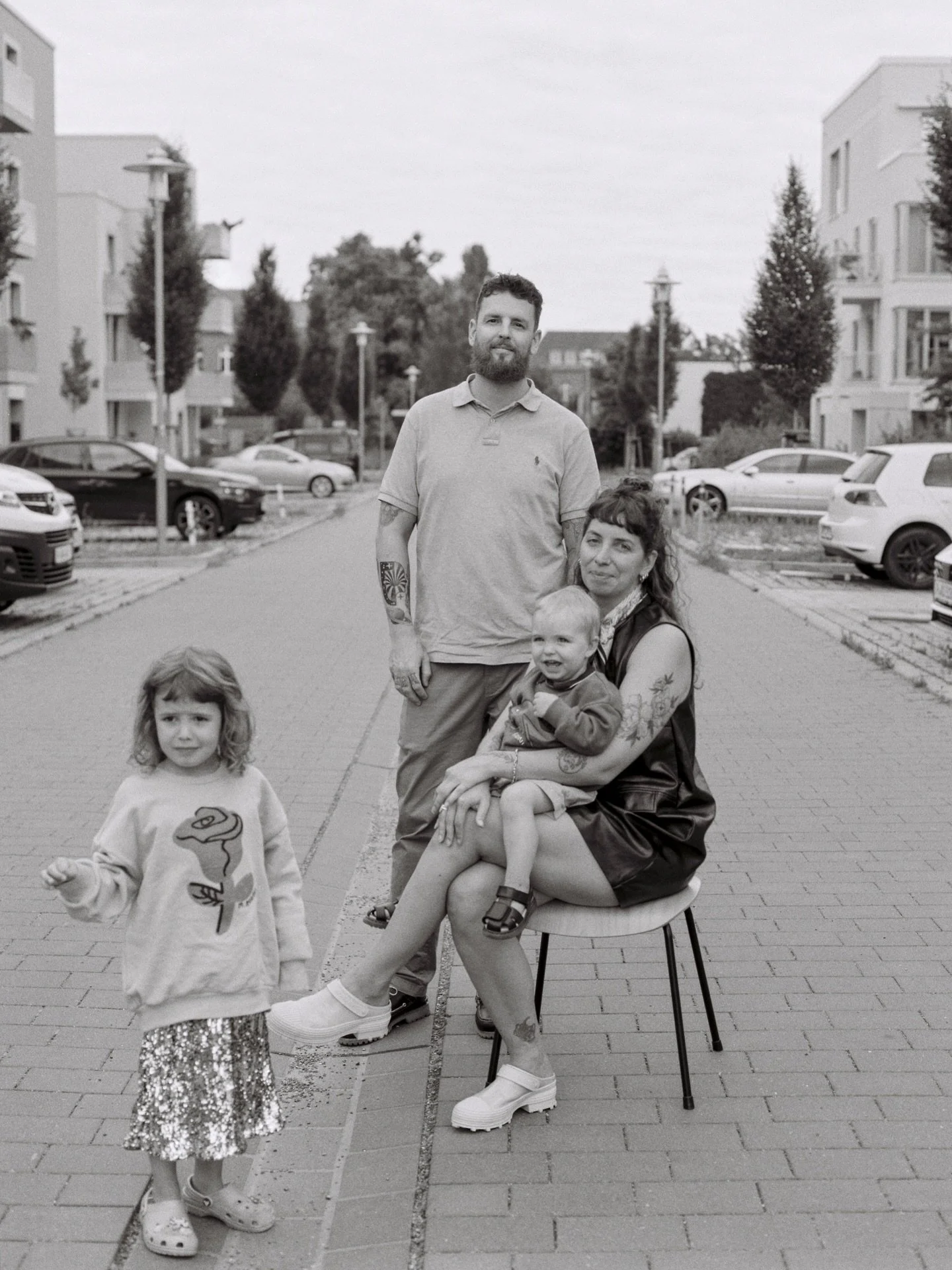 The amazing @rubyvandenbrink and her beautiful family in Berlin, on film. I think vintage inspired family portraits are going to be part of every one of my sessions from now on.
⠀
#familienfotografieberlin #familienreportageberlin #herexposure #memor
