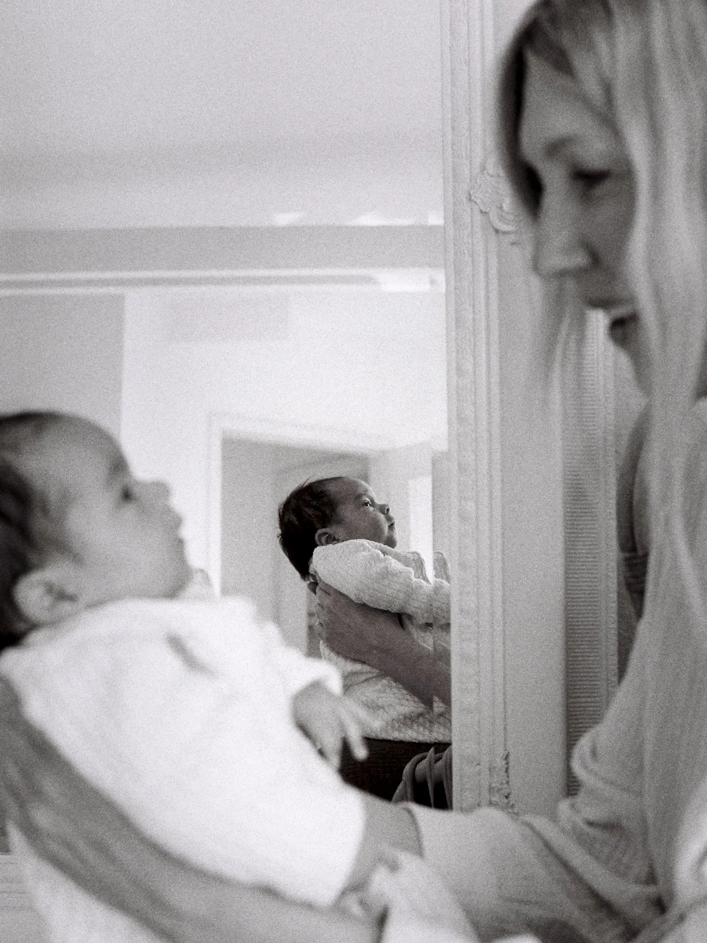 If you have a big vintage mirror in your home, you can count on it being a part of our session.
⠀
#familienfotografinberlin #newbornshootingberlin #motherhoodonfilm