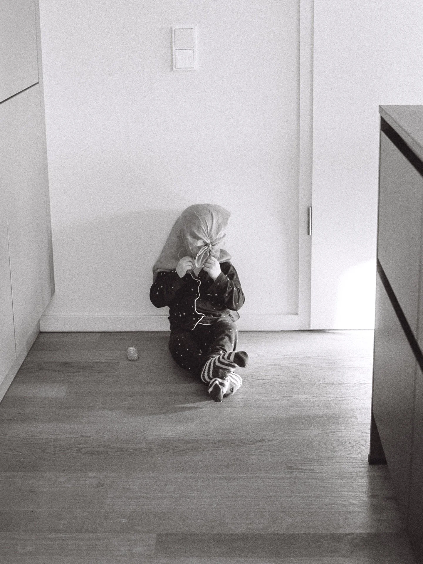 Everything there is to know about life with a toddler.
⠀
#familienfotografinberlin #childhoodonfilm #ilfordhp5