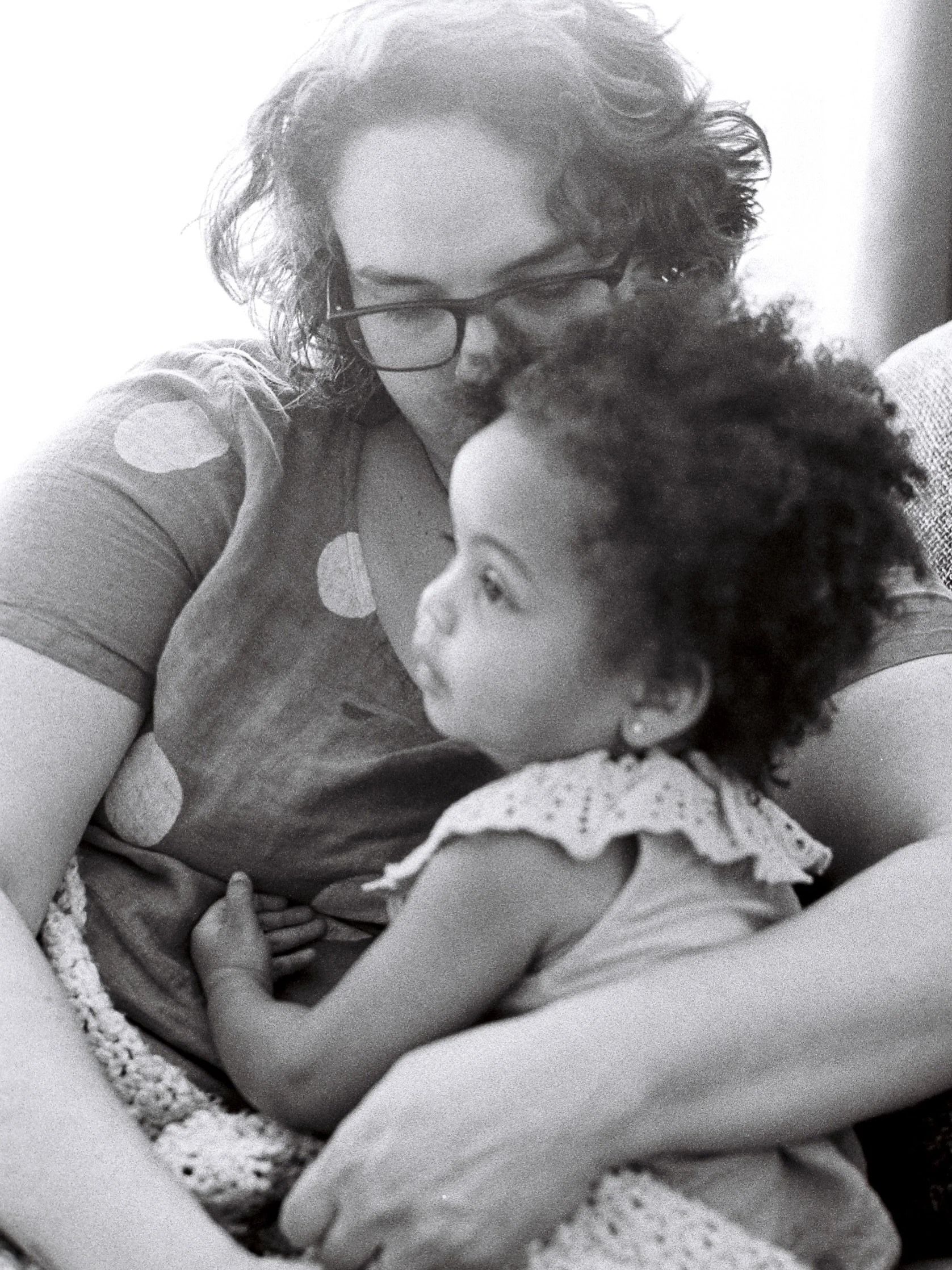 Motherhood in back light.
⠀
#motherhoodonfilm #sheshootsfilm #familienfotografieberlin