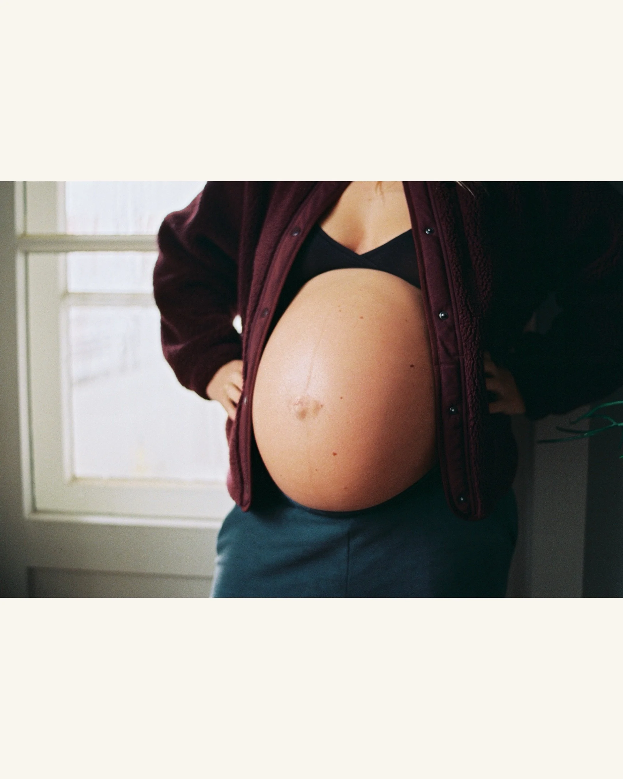 Belly photos but add some grit.
⠀
Kodak Portra 800 and Ilford HP5.
⠀
#babybauchshootingberlin #babybauchfotografieberlin #motherhoodonfilm
