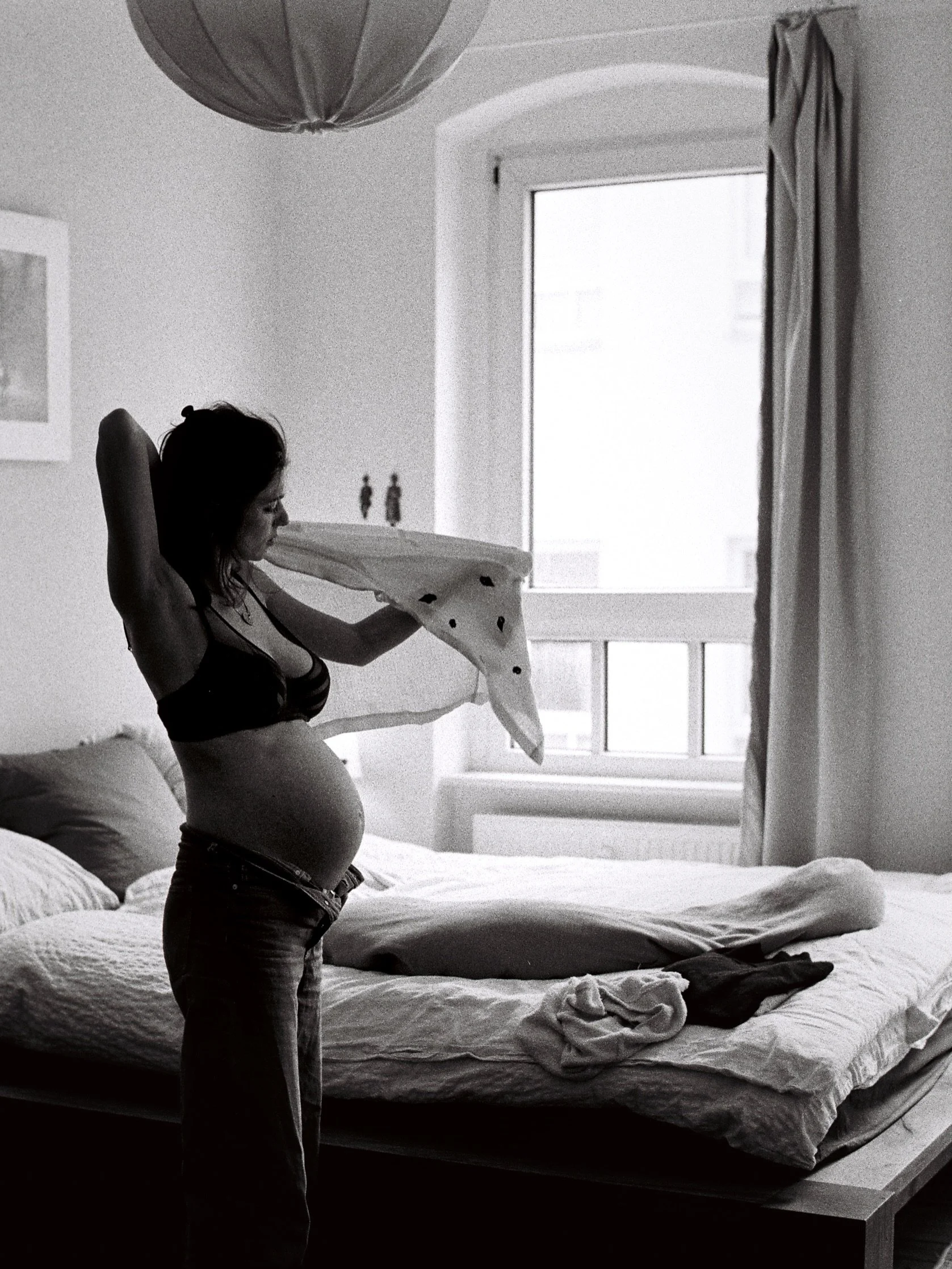 A maternity session, but make it Berlin-style. I love when couples want to lean into playful posing inspired by their real life.
⠀
Shot on film, of course.
⠀
Babybauchfotografie f&uuml;r Berliner Paare 🤍
⠀
#babybauchshootingberlin #babybauchfotograf