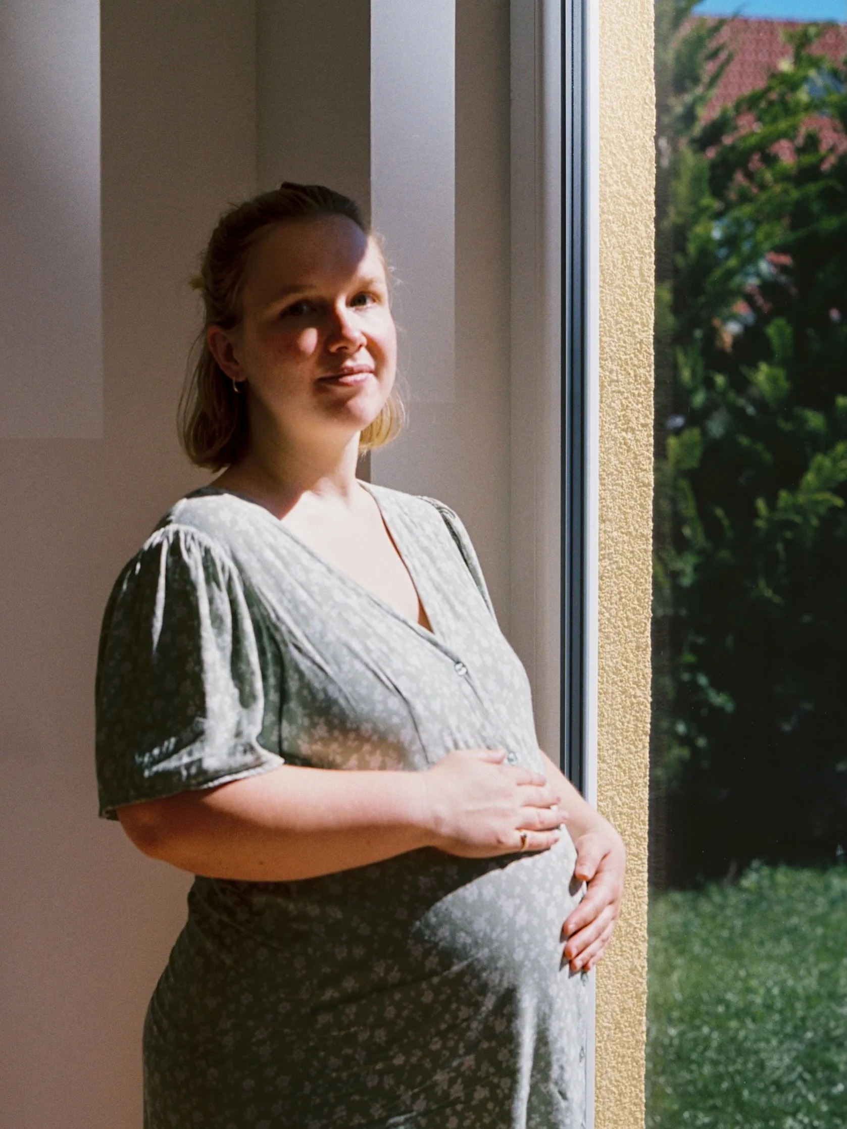 That moment when a person lets down of their guard and looks at the camera as if to say: &ldquo;See me, with all my light and shadows&rdquo;. Always gives me goosebumps.
⠀
From a maternity session in Berlin, on film.
⠀
#babybauchfotografieberlin #bab