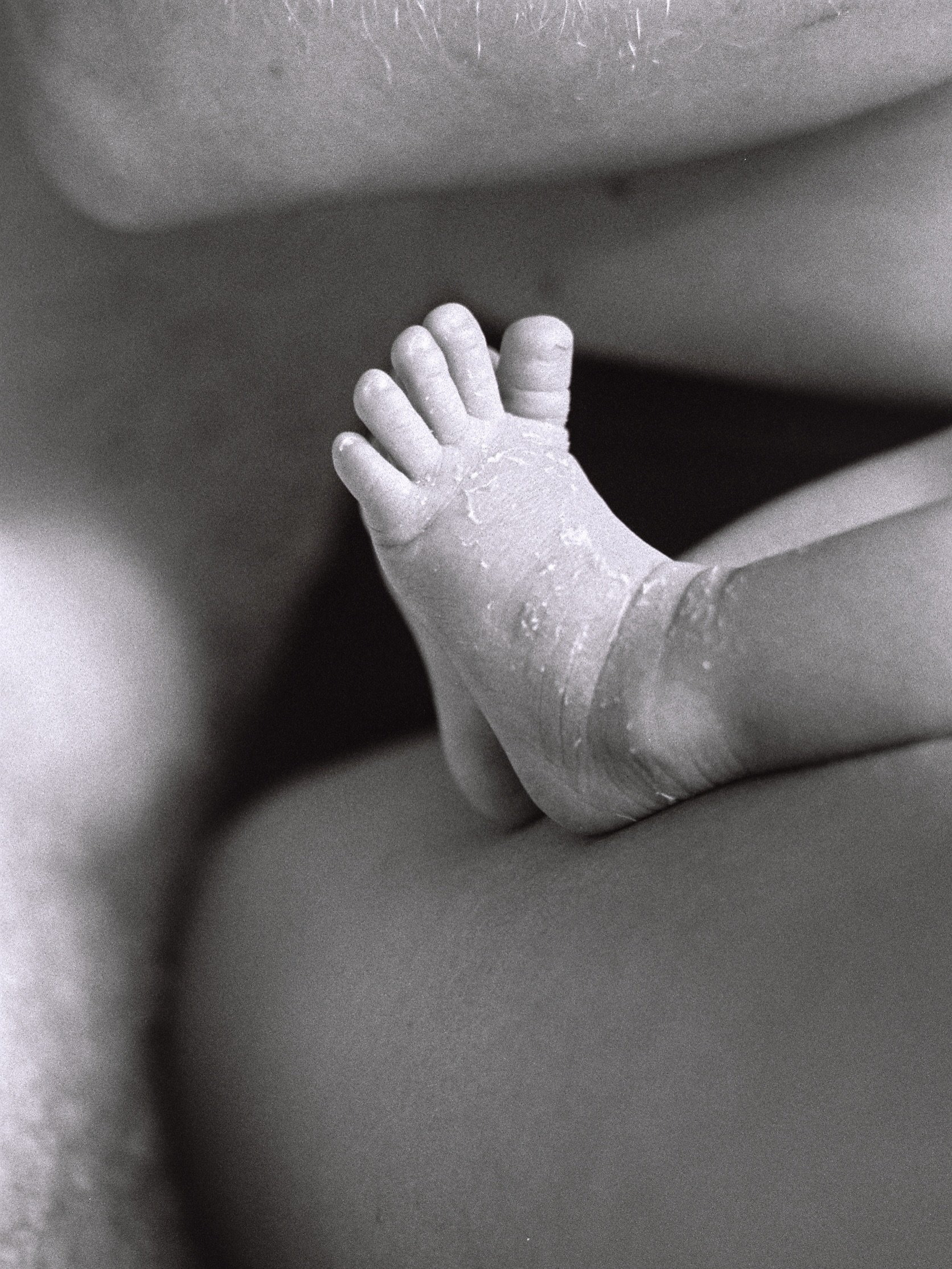 Details of life, on film.
⠀
From a newborn session in Berlin last winter.
⠀
#newbornshootingberlin #babyfotosberlin #motherhoodonfilm