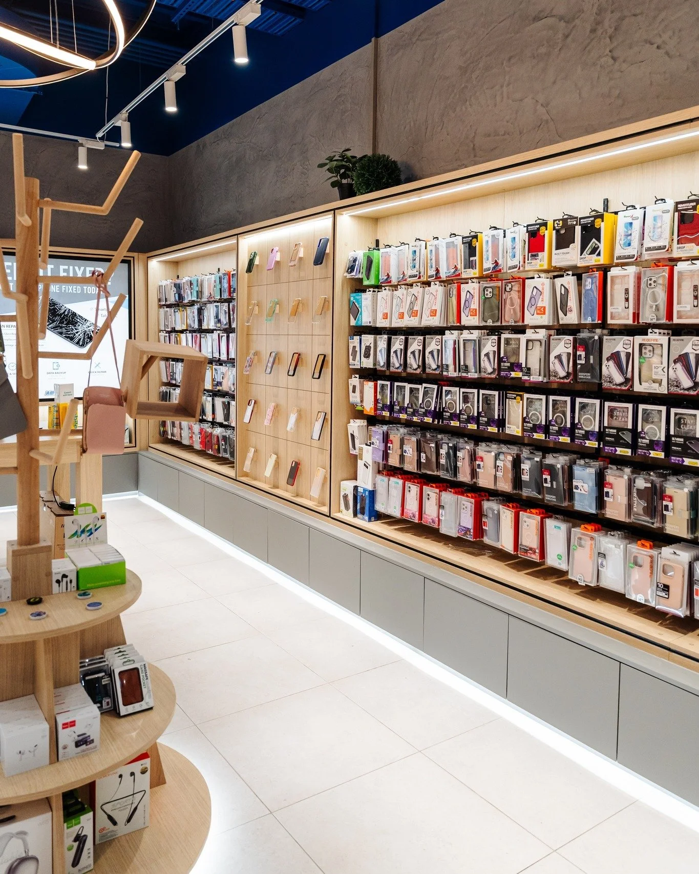 Your ticket to quick fixes 📱

From cute cases to tech solutions,  @amolamobile has what your device needs.

Drop in today.

#aloma #valleymetro #phone